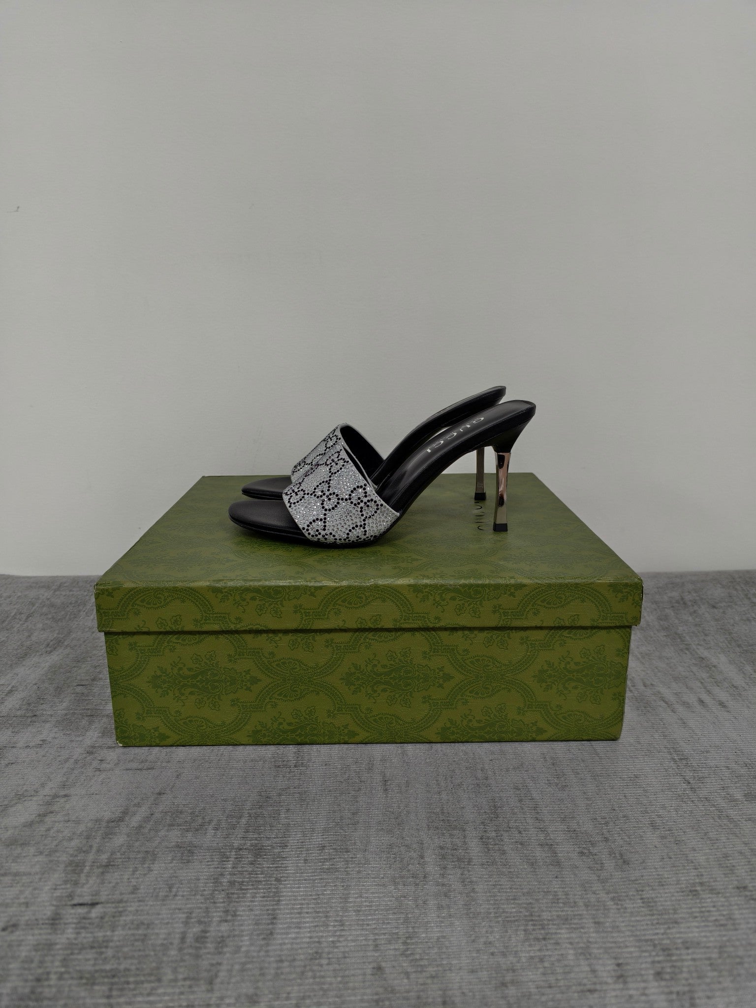 GUCCI 26S MULE SANDALS 85MM IN SILVER SATIN CRYSTAL GG