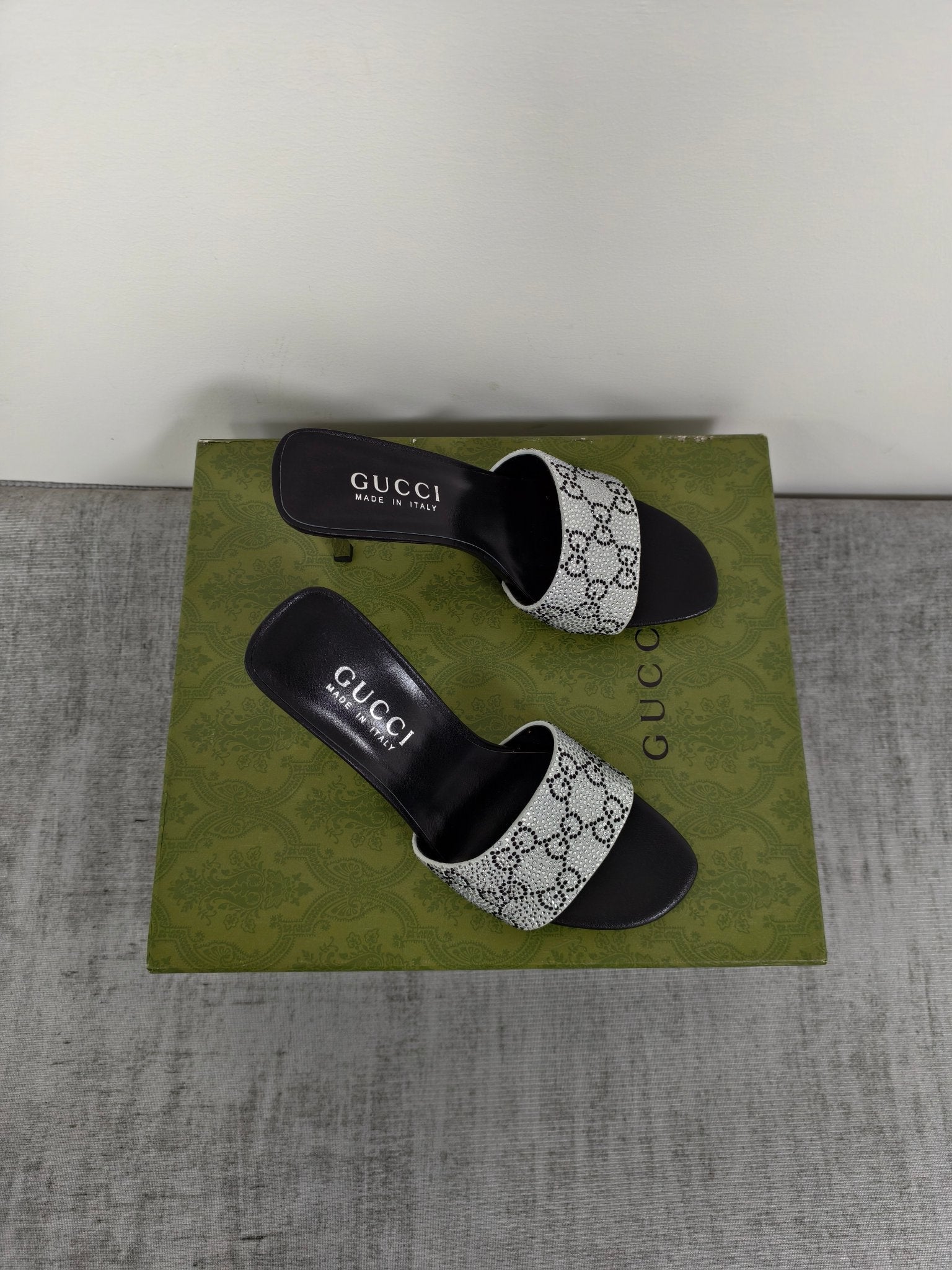 GUCCI 26S MULE SANDALS 85MM IN SILVER SATIN CRYSTAL GG