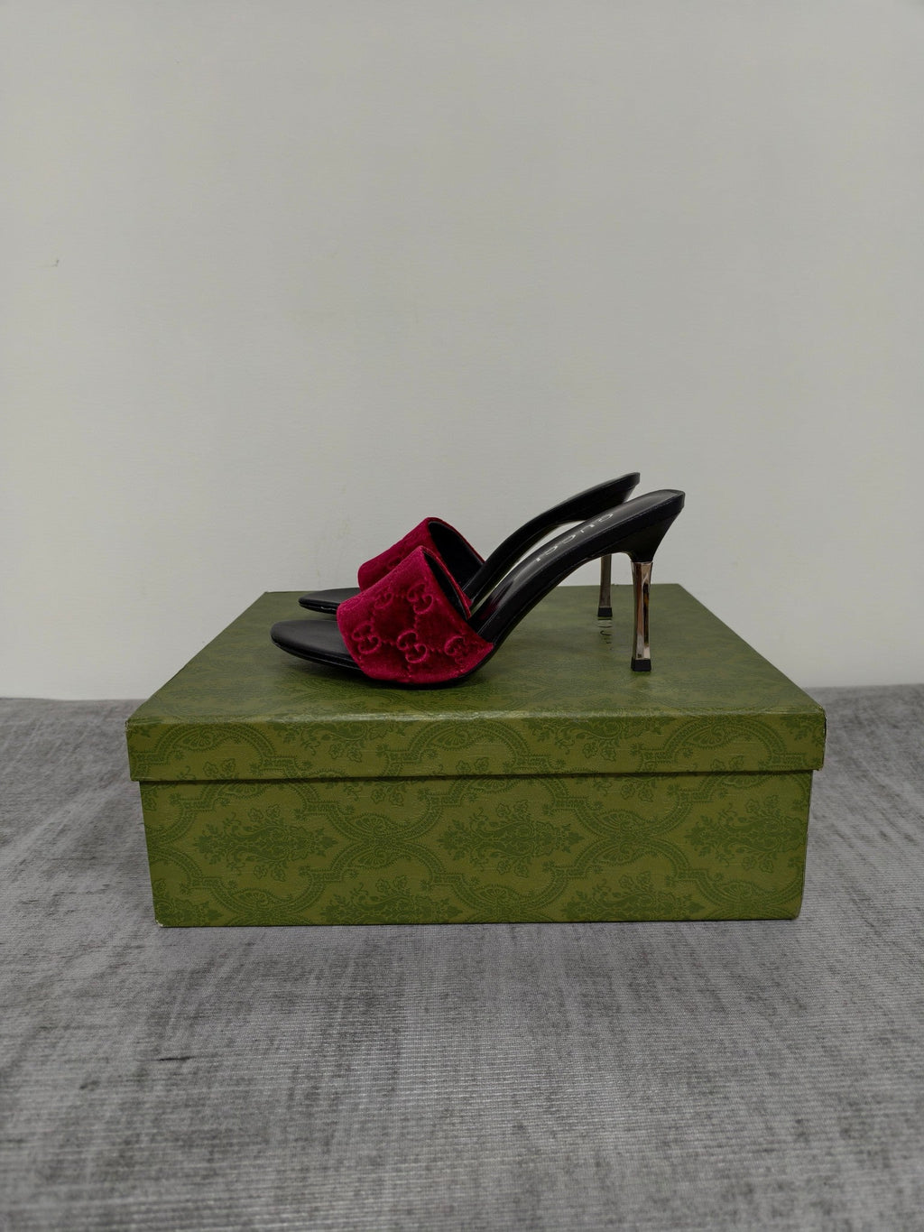 GUCCI 26S MULE SANDALS 110MM IN BURGUNDY RED VELVET GG EMBOSSED