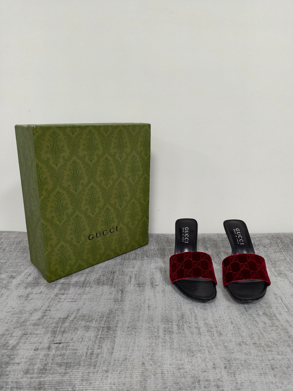 GUCCI 26S MULE SANDALS 110MM IN BURGUNDY RED VELVET GG EMBOSSED