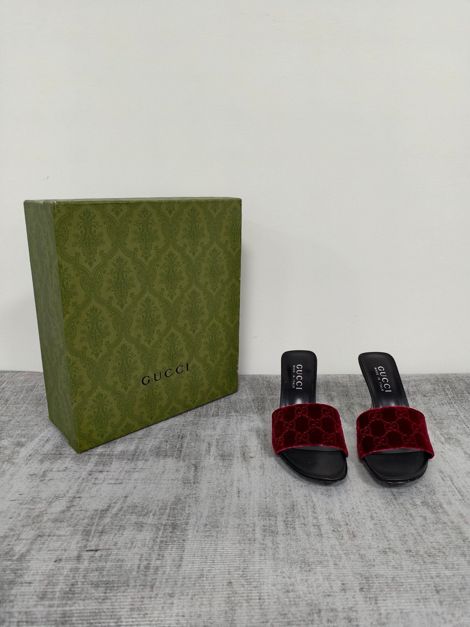 GUCCI 26S MULE SANDALS 110MM IN BURGUNDY RED VELVET GG EMBOSSED