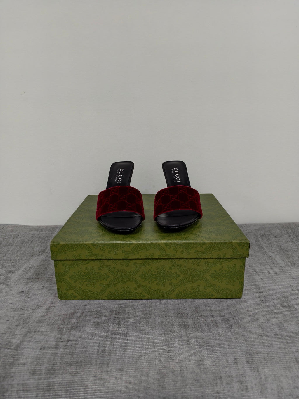 GUCCI 26S MULE SANDALS 110MM IN BURGUNDY RED VELVET GG EMBOSSED