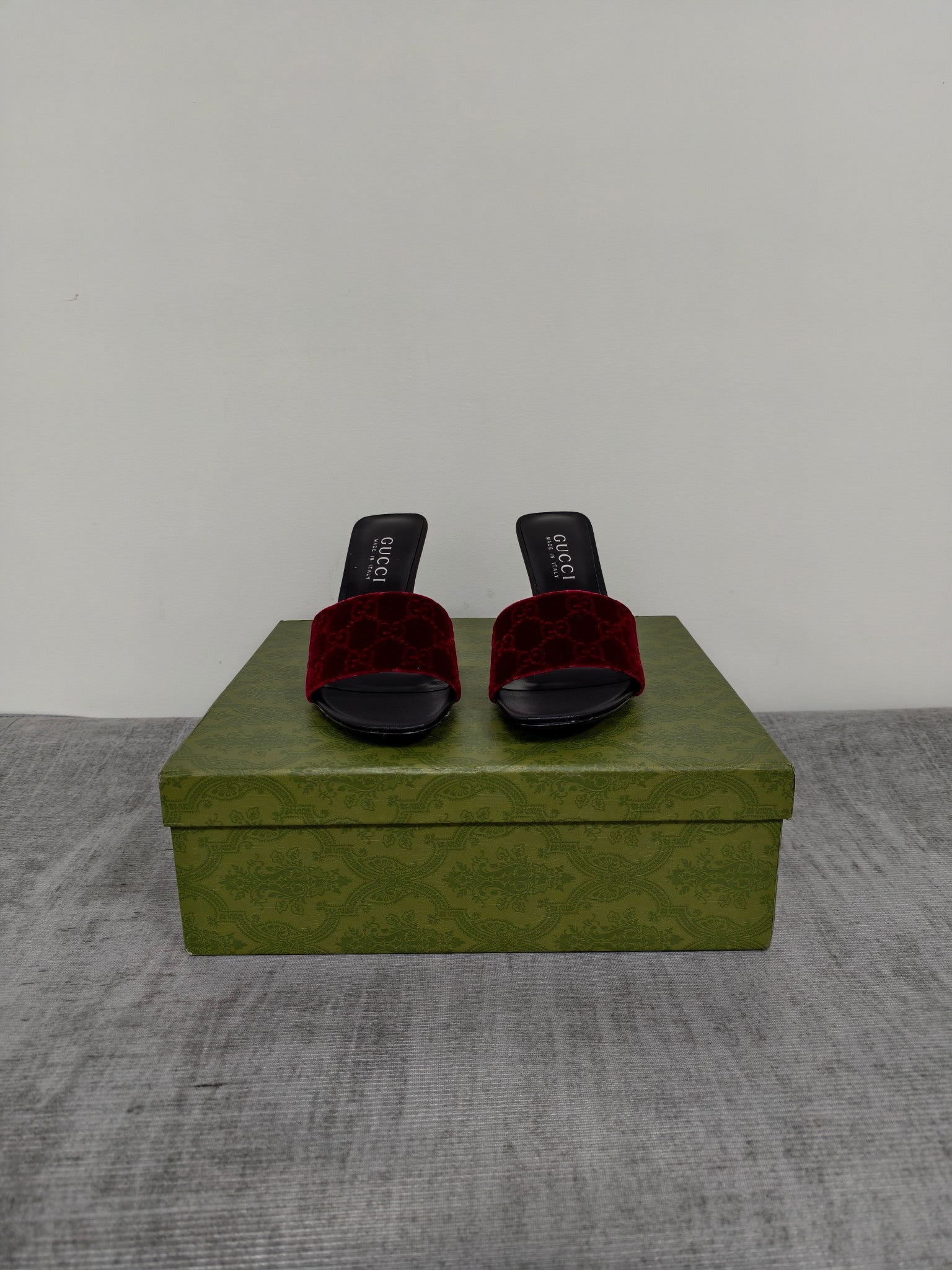 GUCCI 26S MULE SANDALS 110MM IN BURGUNDY RED VELVET GG EMBOSSED
