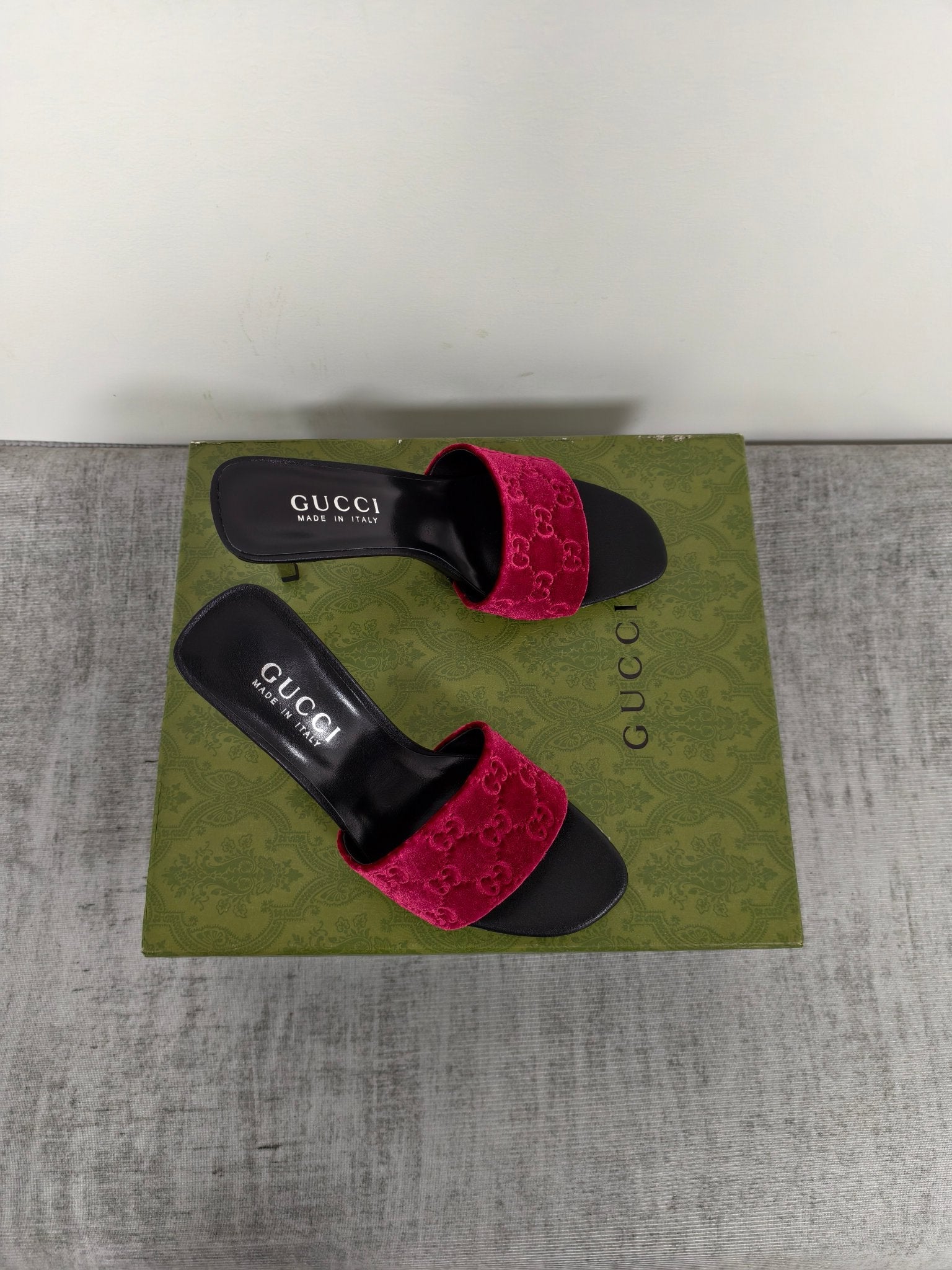 GUCCI 26S MULE SANDALS 110MM IN BURGUNDY RED VELVET GG EMBOSSED