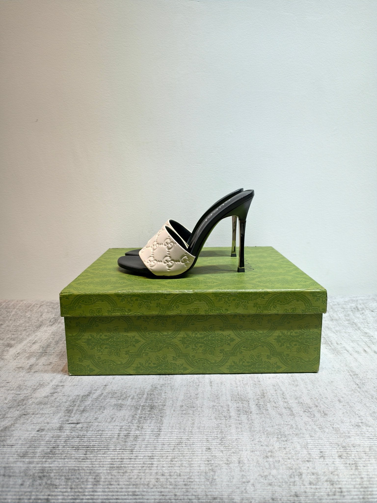GUCCI 26S MULE SANDALS 110MM IN WHITE CALFSKIN GG EMBOSSED