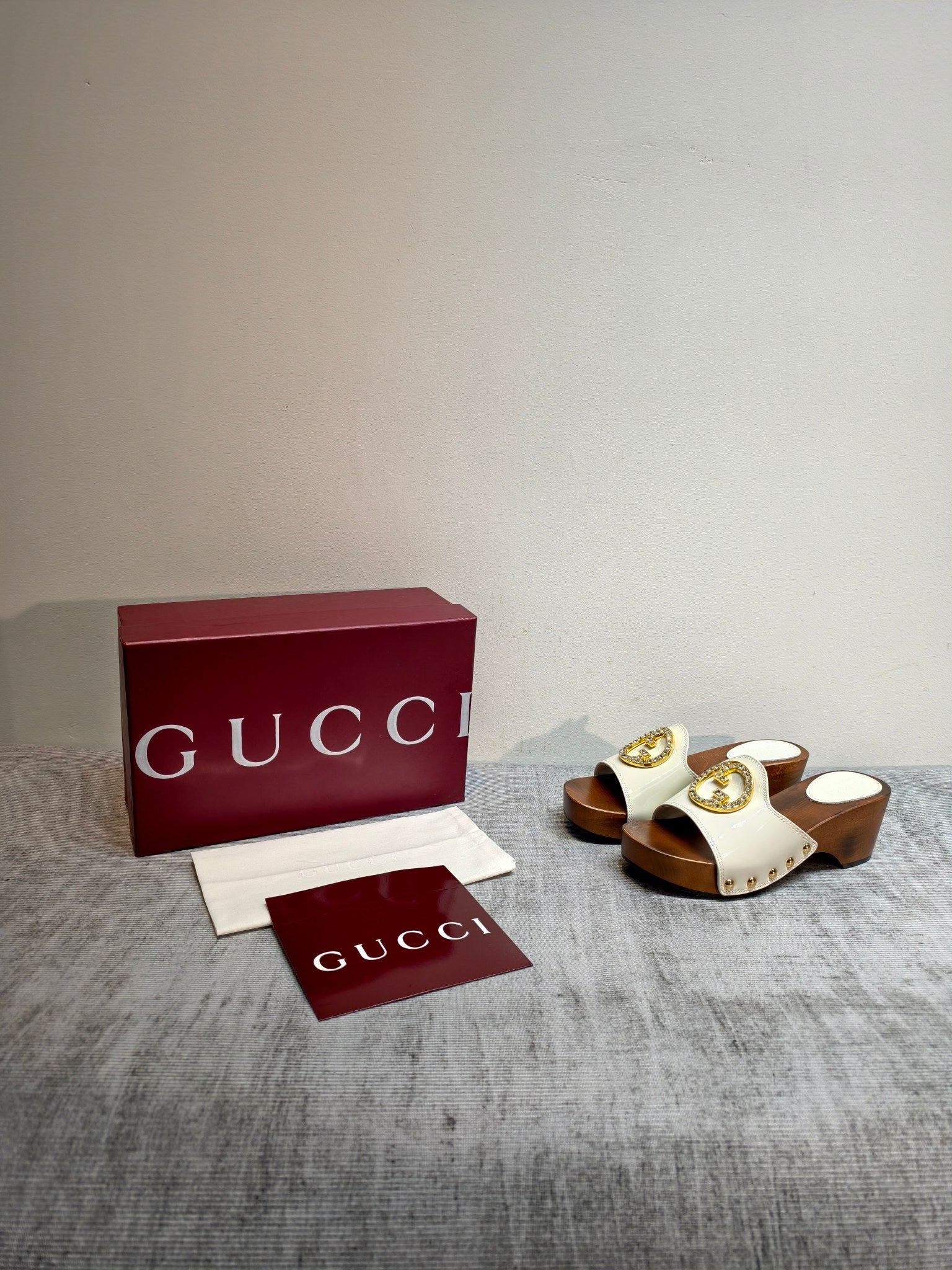 GUCCI 26S PLATFORM MULES IN IVORY WHITE PATENT CALFSKIN GOLD HARDWARE