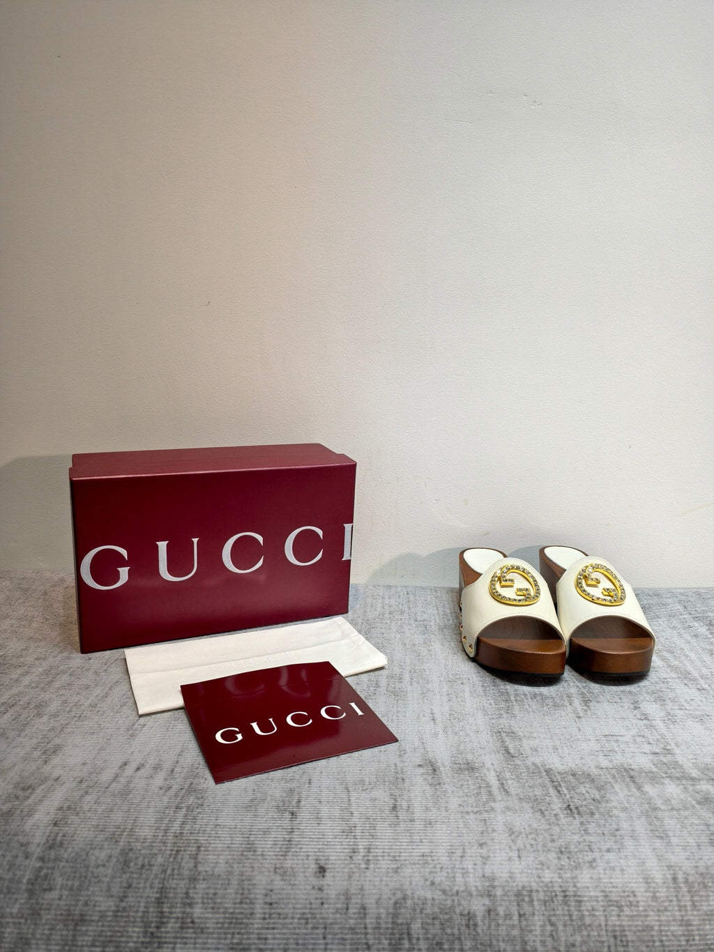 GUCCI 26S PLATFORM MULES IN IVORY WHITE PATENT CALFSKIN GOLD HARDWARE