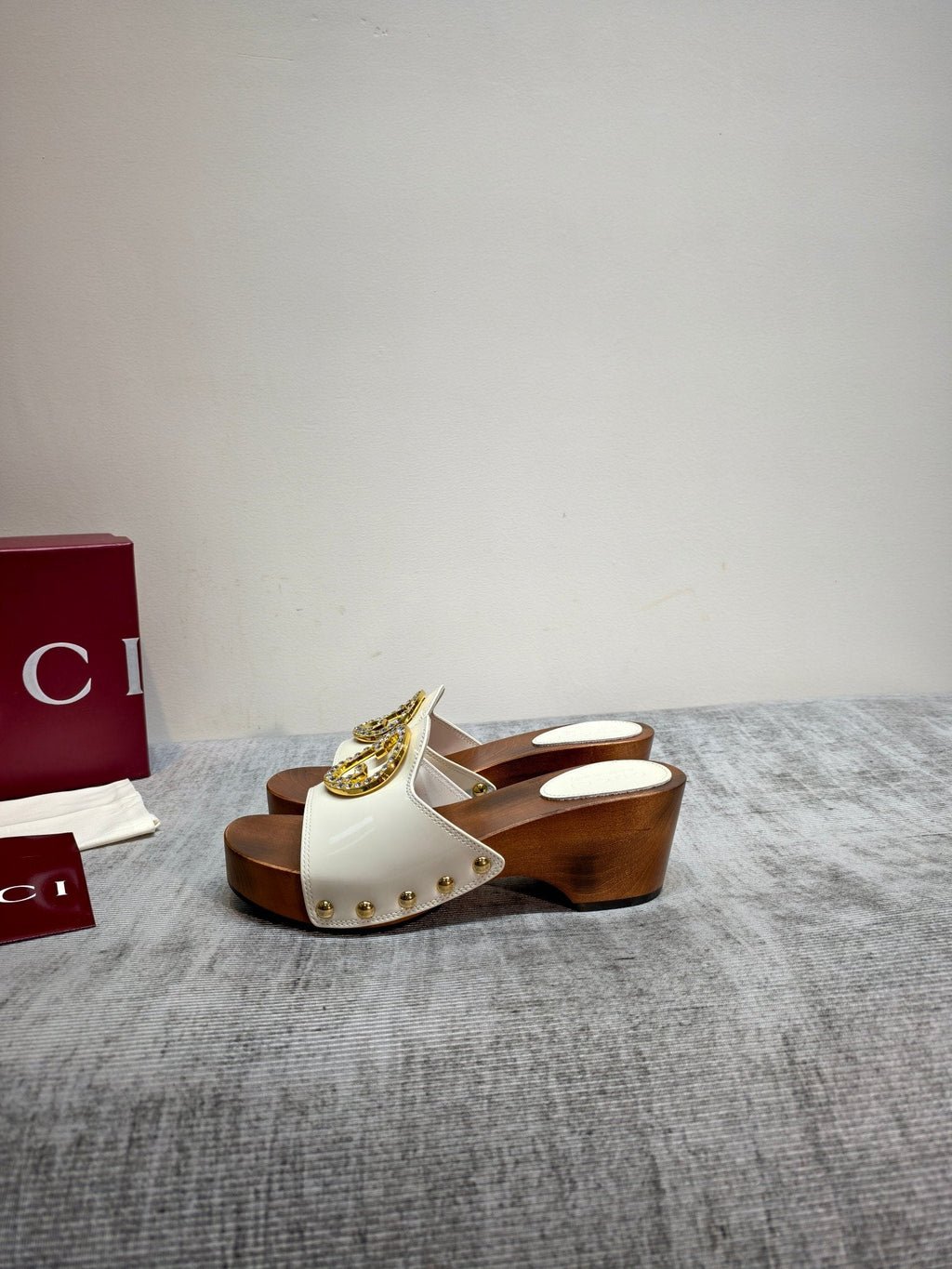 GUCCI 26S PLATFORM MULES IN IVORY WHITE PATENT CALFSKIN GOLD HARDWARE