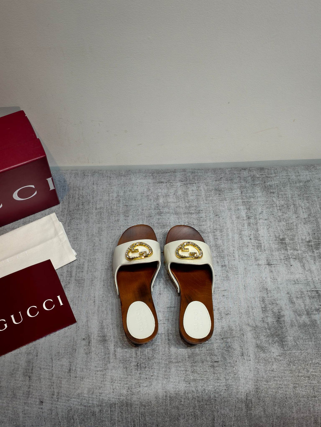 GUCCI 26S PLATFORM MULES IN IVORY WHITE PATENT CALFSKIN GOLD HARDWARE