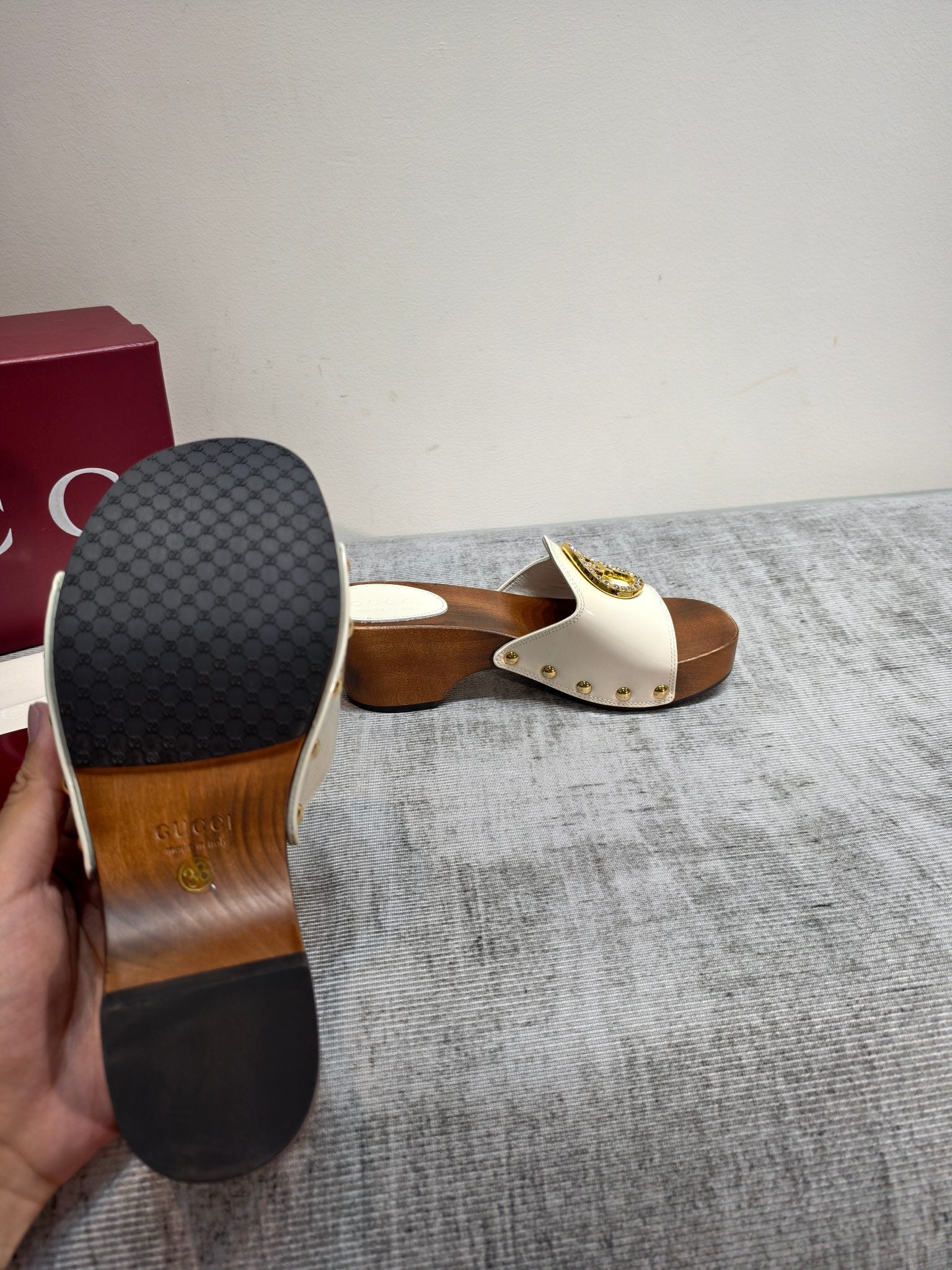 GUCCI 26S PLATFORM MULES IN IVORY WHITE PATENT CALFSKIN GOLD HARDWARE