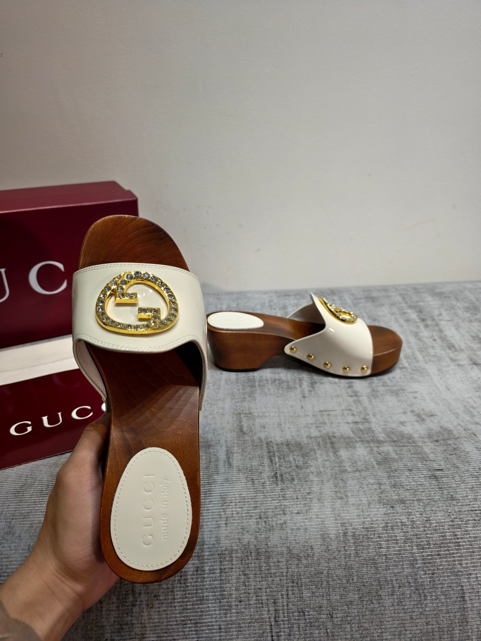 GUCCI 26S PLATFORM MULES IN IVORY WHITE PATENT CALFSKIN GOLD HARDWARE