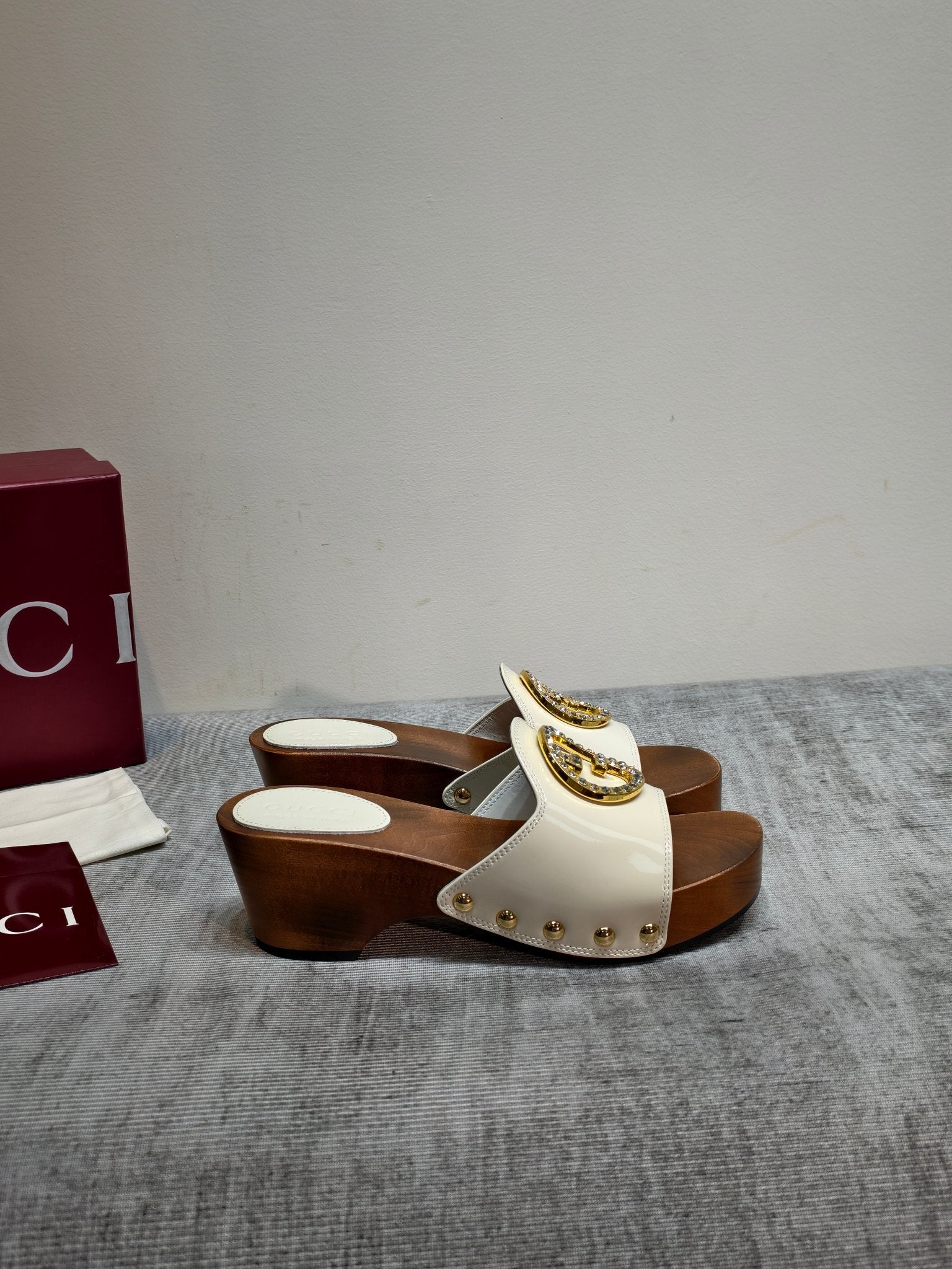 GUCCI 26S PLATFORM MULES IN IVORY WHITE PATENT CALFSKIN GOLD HARDWARE