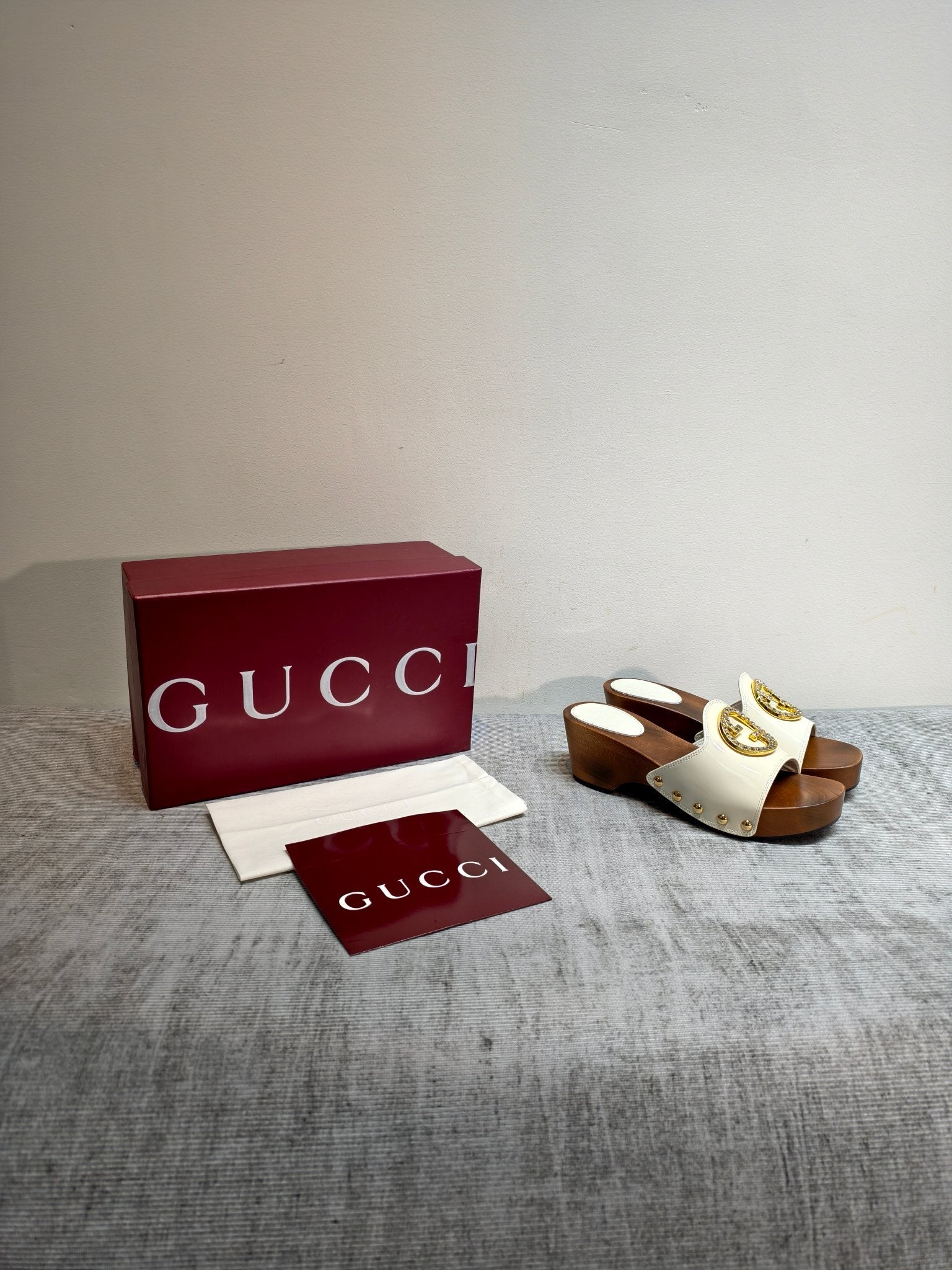 GUCCI 26S PLATFORM MULES IN IVORY WHITE PATENT CALFSKIN GOLD HARDWARE