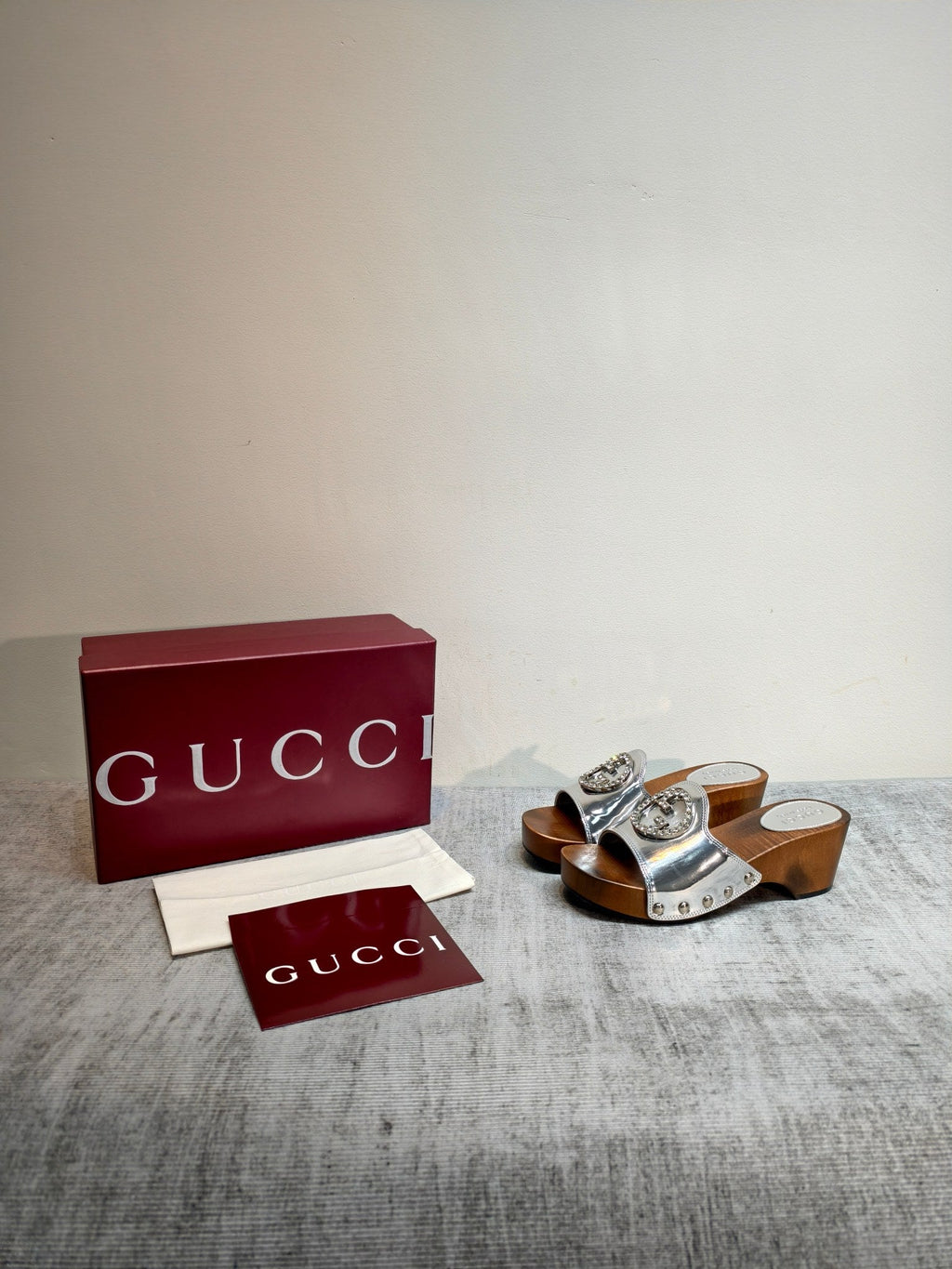 GUCCI 26S PLATFORM MULES IN SILVER PATENT CALFSKIN SILVER HARDWARE