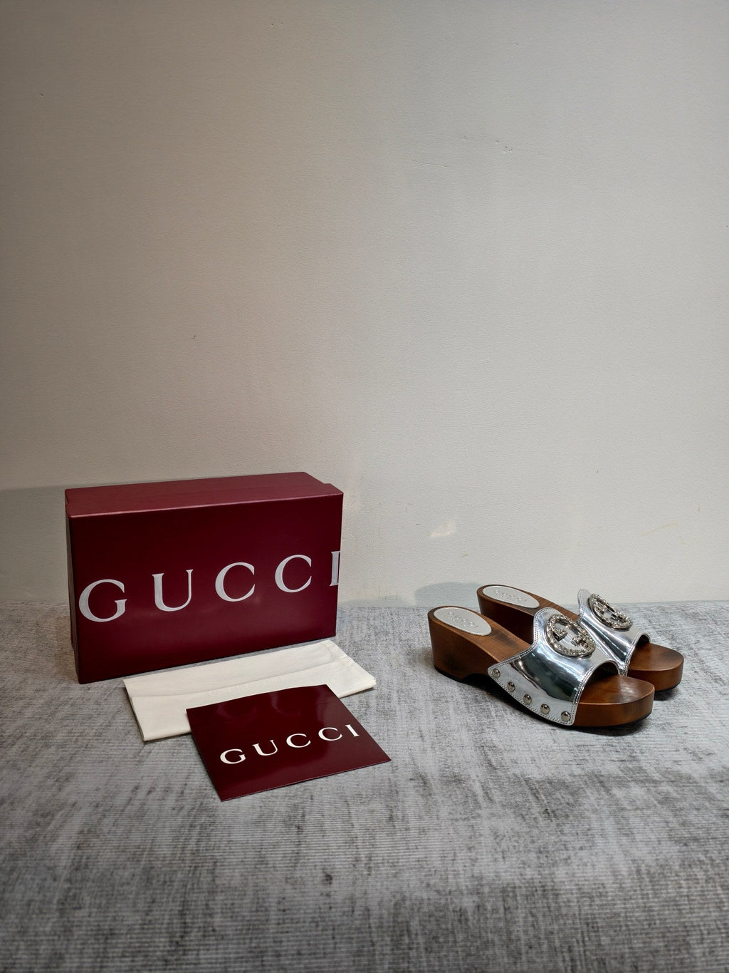 GUCCI 26S PLATFORM MULES IN SILVER PATENT CALFSKIN SILVER HARDWARE