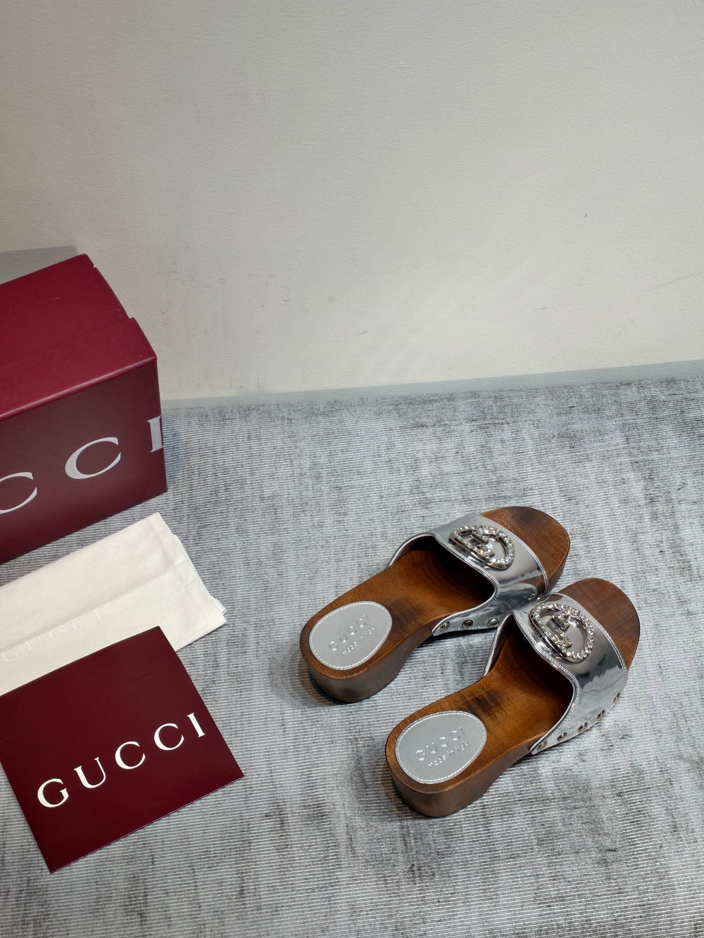 GUCCI 26S PLATFORM MULES IN SILVER PATENT CALFSKIN SILVER HARDWARE