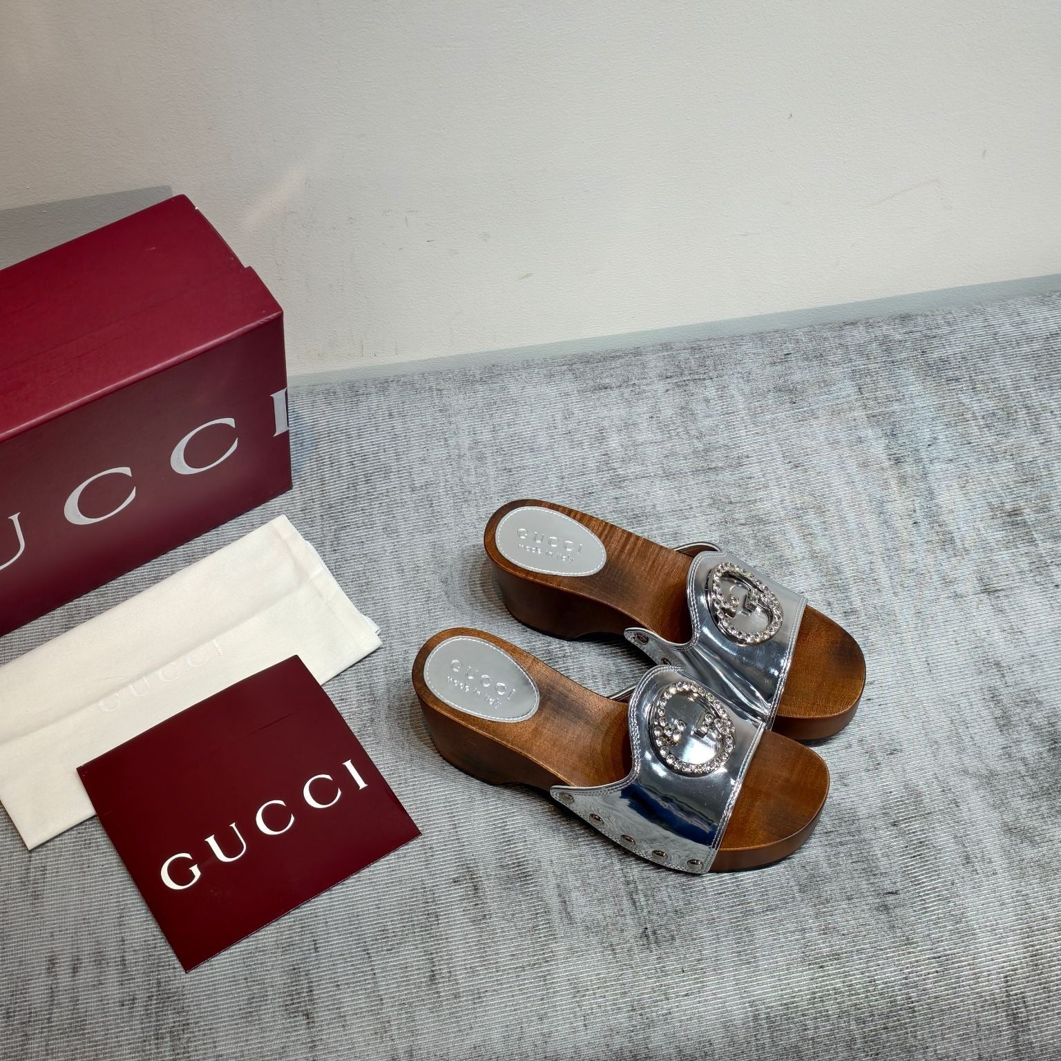 GUCCI 26S PLATFORM MULES IN SILVER PATENT CALFSKIN SILVER HARDWARE