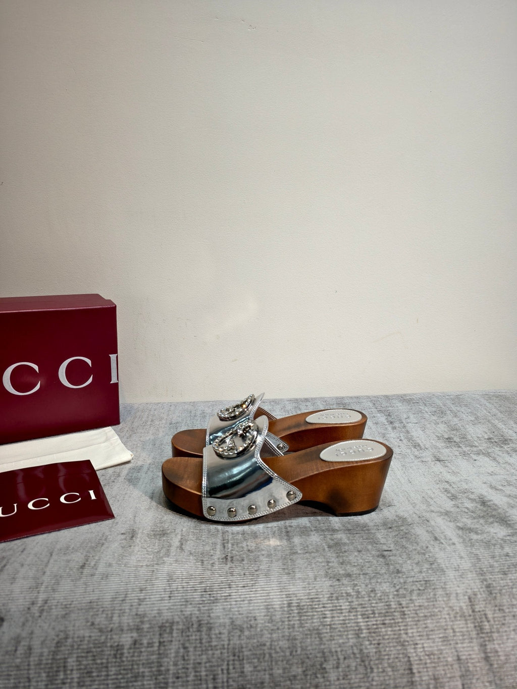 GUCCI 26S PLATFORM MULES IN SILVER PATENT CALFSKIN SILVER HARDWARE