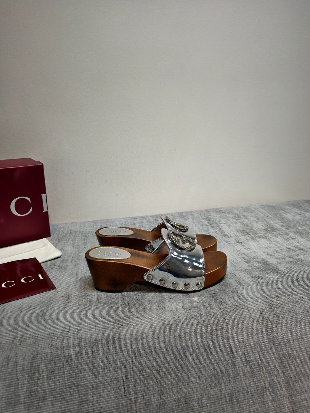 GUCCI 26S PLATFORM MULES IN SILVER PATENT CALFSKIN SILVER HARDWARE