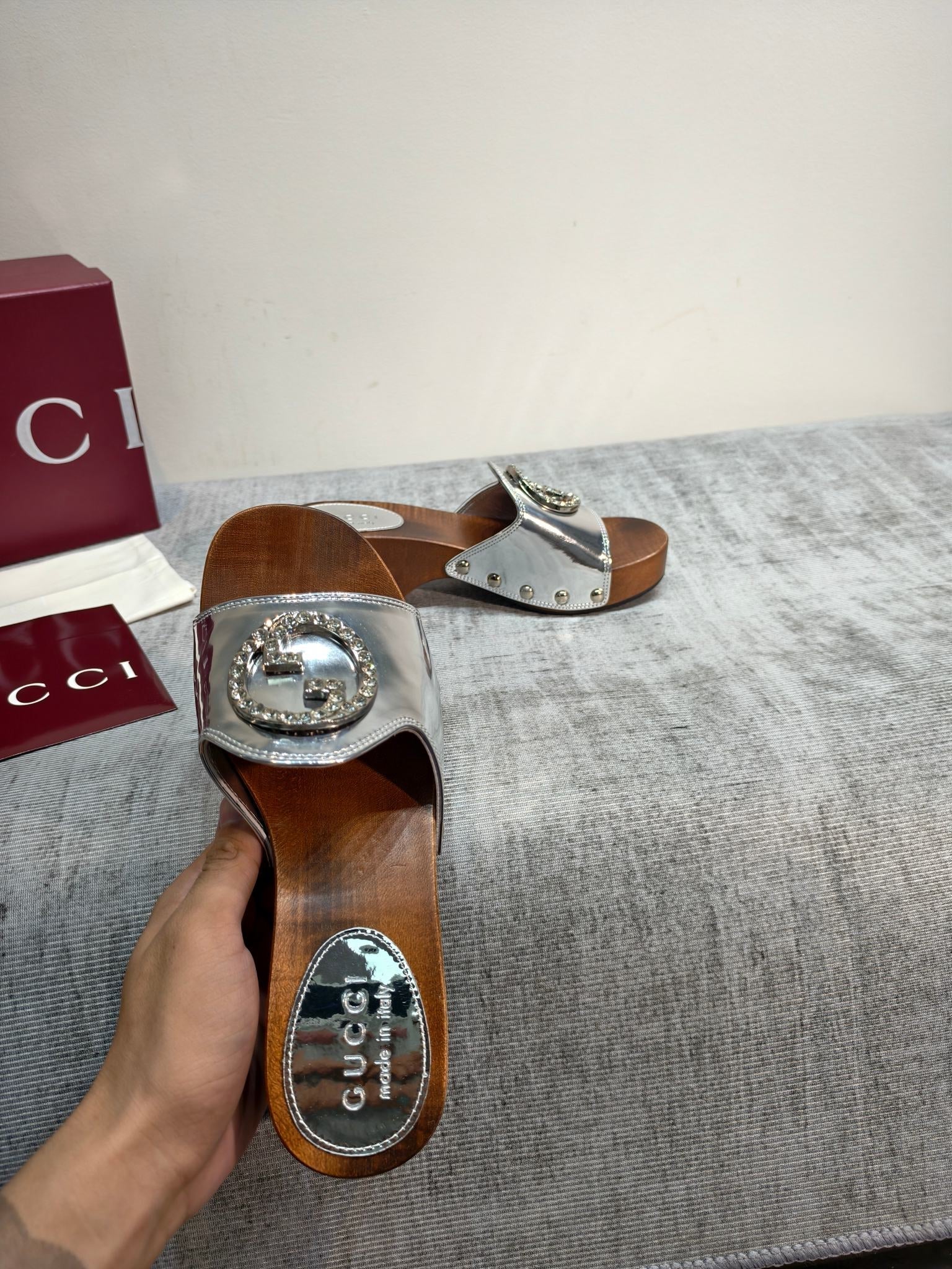 GUCCI 26S PLATFORM MULES IN SILVER PATENT CALFSKIN SILVER HARDWARE