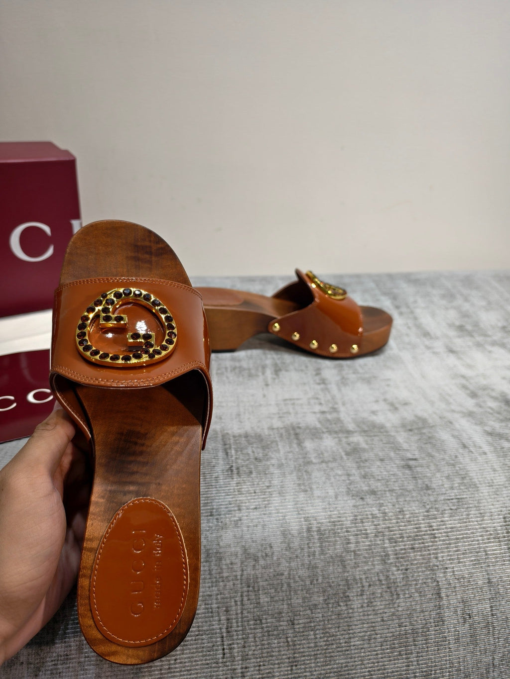 GUCCI 26S PLATFORM MULES IN CARAMEL BROWN PATENT CALFSKIN GOLD HARDWARE