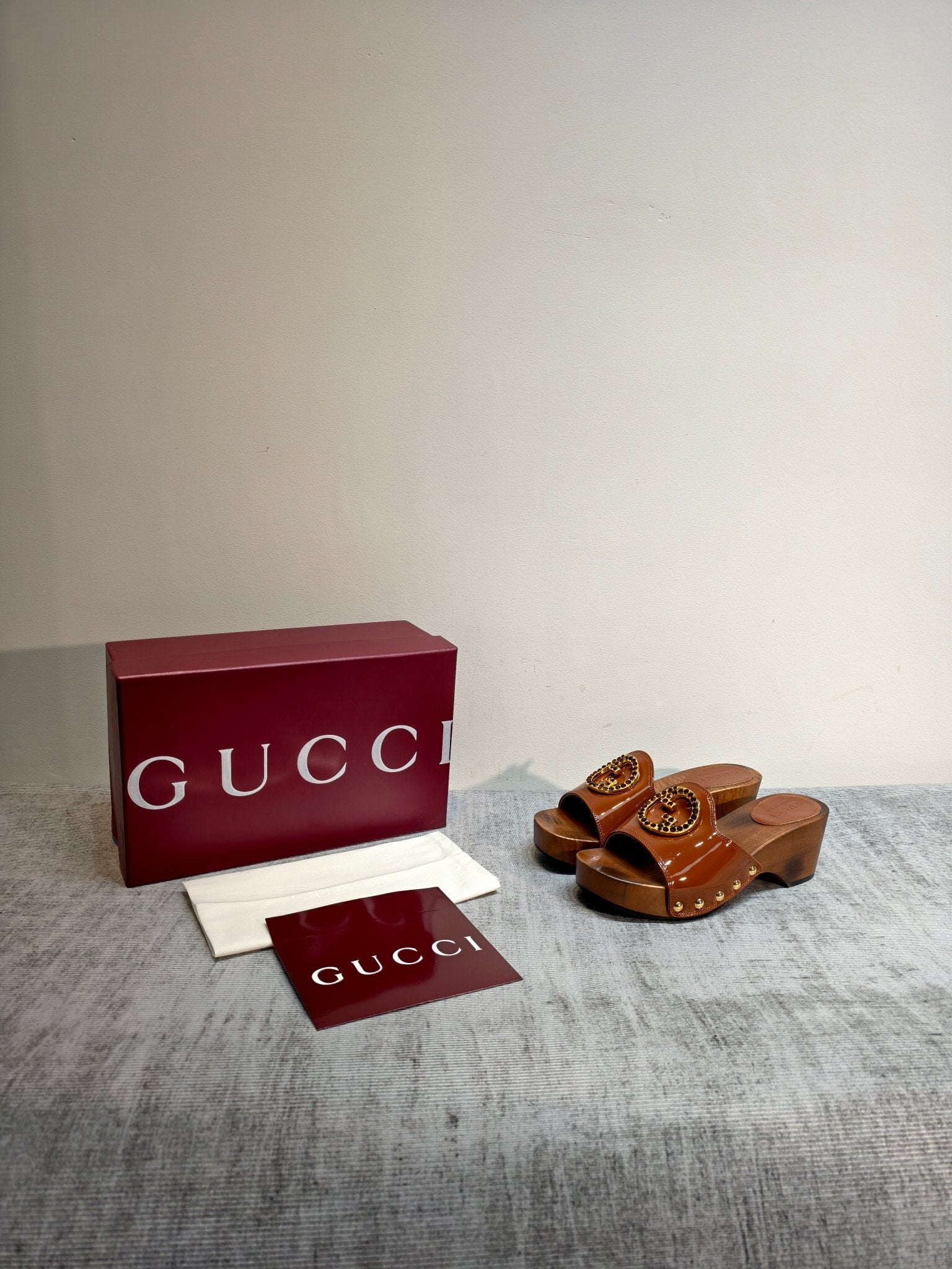 GUCCI 26S PLATFORM MULES IN CARAMEL BROWN PATENT CALFSKIN GOLD HARDWARE