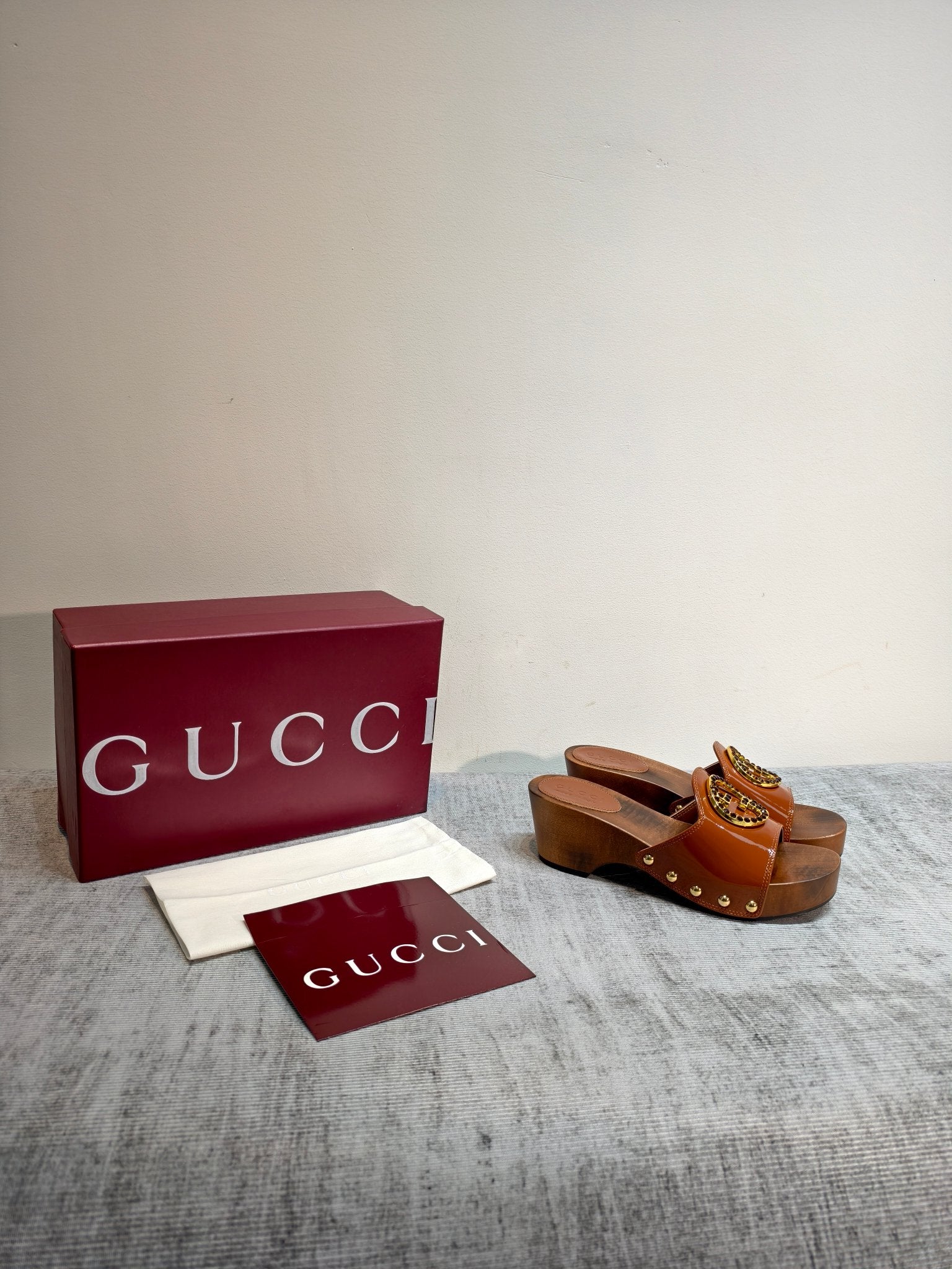 GUCCI 26S PLATFORM MULES IN CARAMEL BROWN PATENT CALFSKIN GOLD HARDWARE