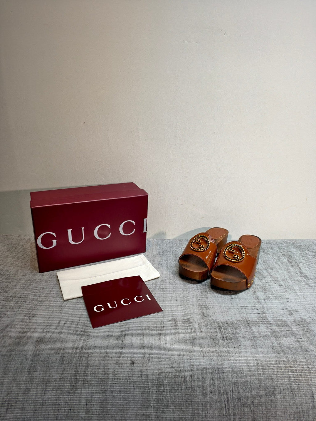 GUCCI 26S PLATFORM MULES IN CARAMEL BROWN PATENT CALFSKIN GOLD HARDWARE