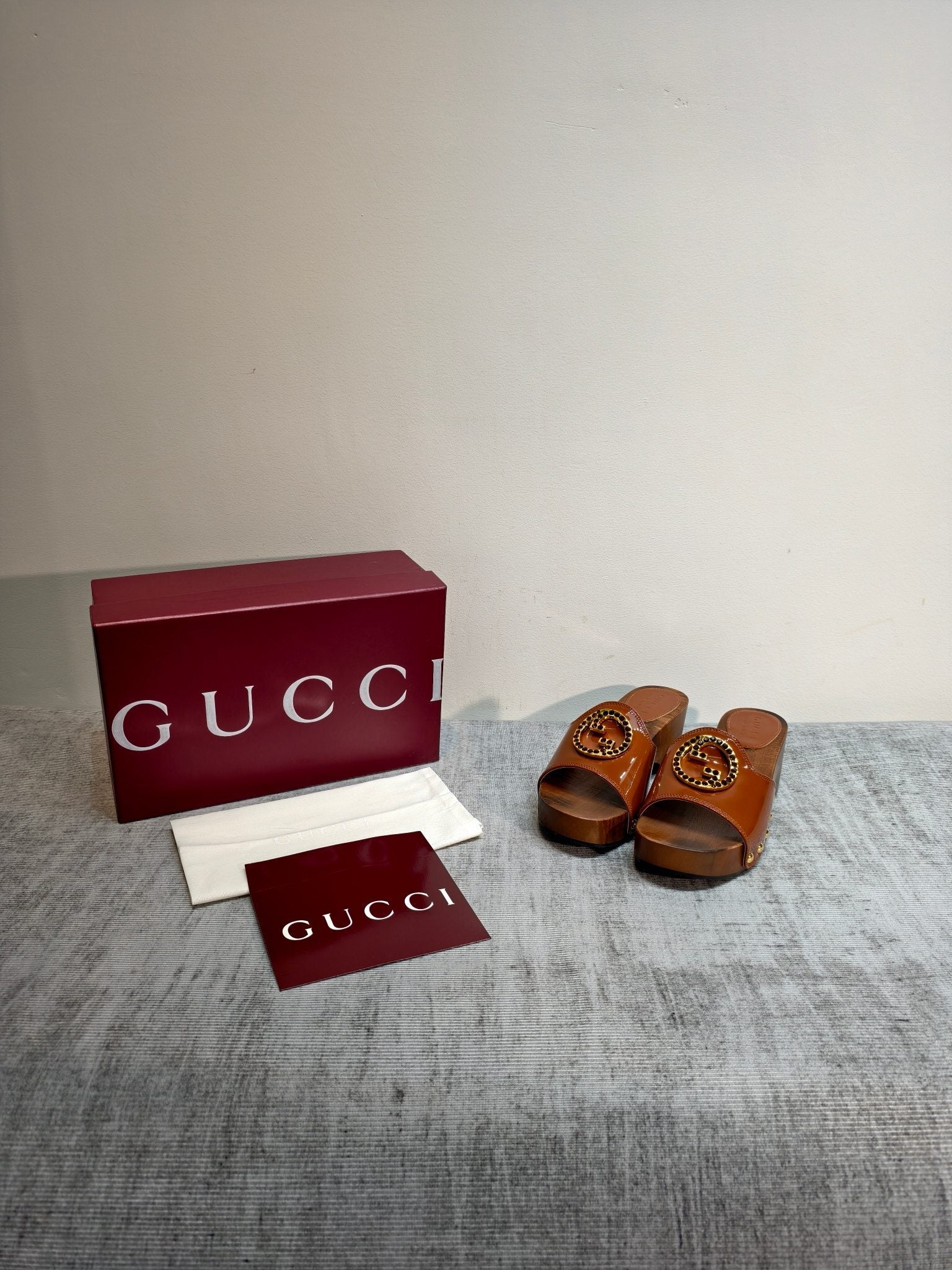 GUCCI 26S PLATFORM MULES IN CARAMEL BROWN PATENT CALFSKIN GOLD HARDWARE