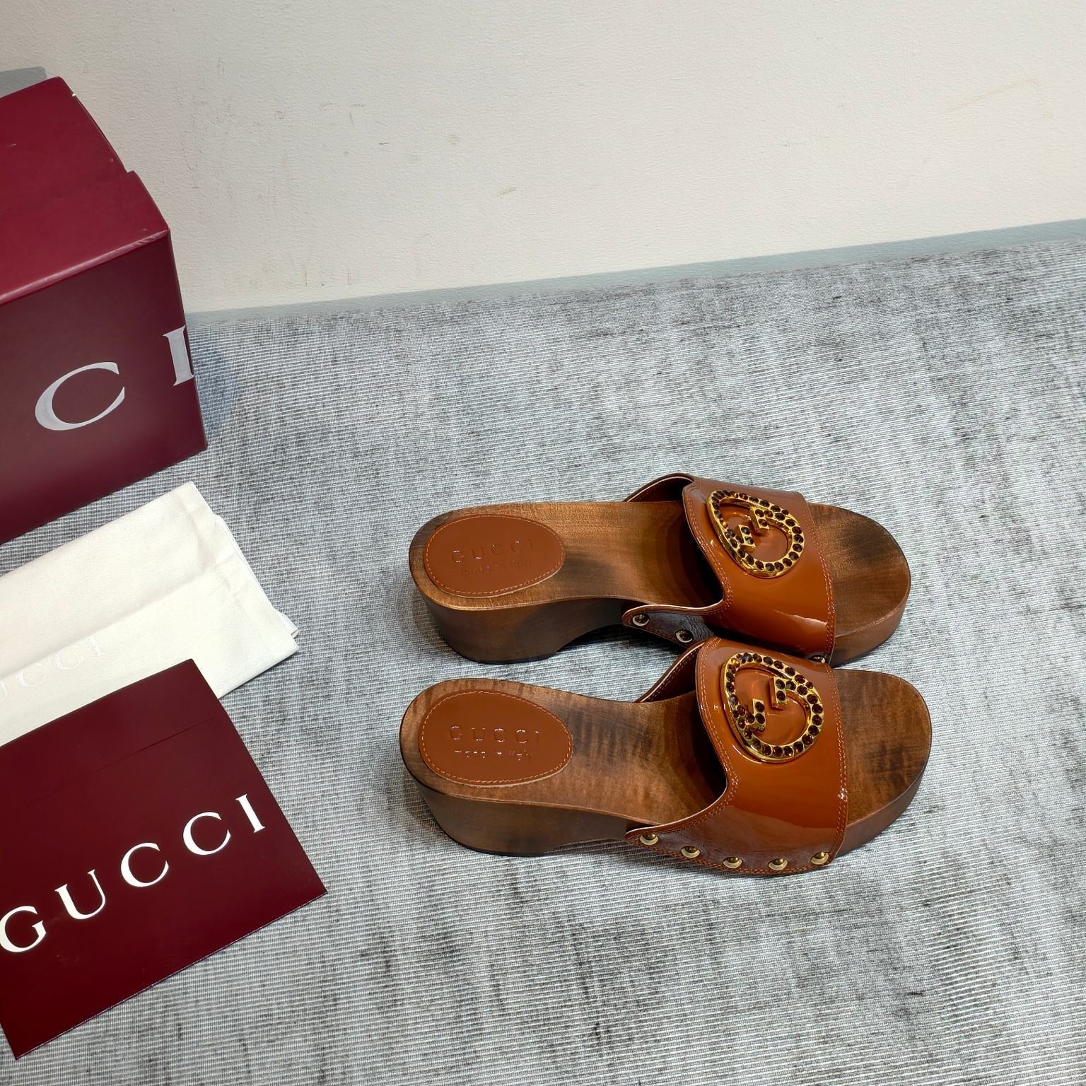 GUCCI 26S PLATFORM MULES IN CARAMEL BROWN PATENT CALFSKIN GOLD HARDWARE