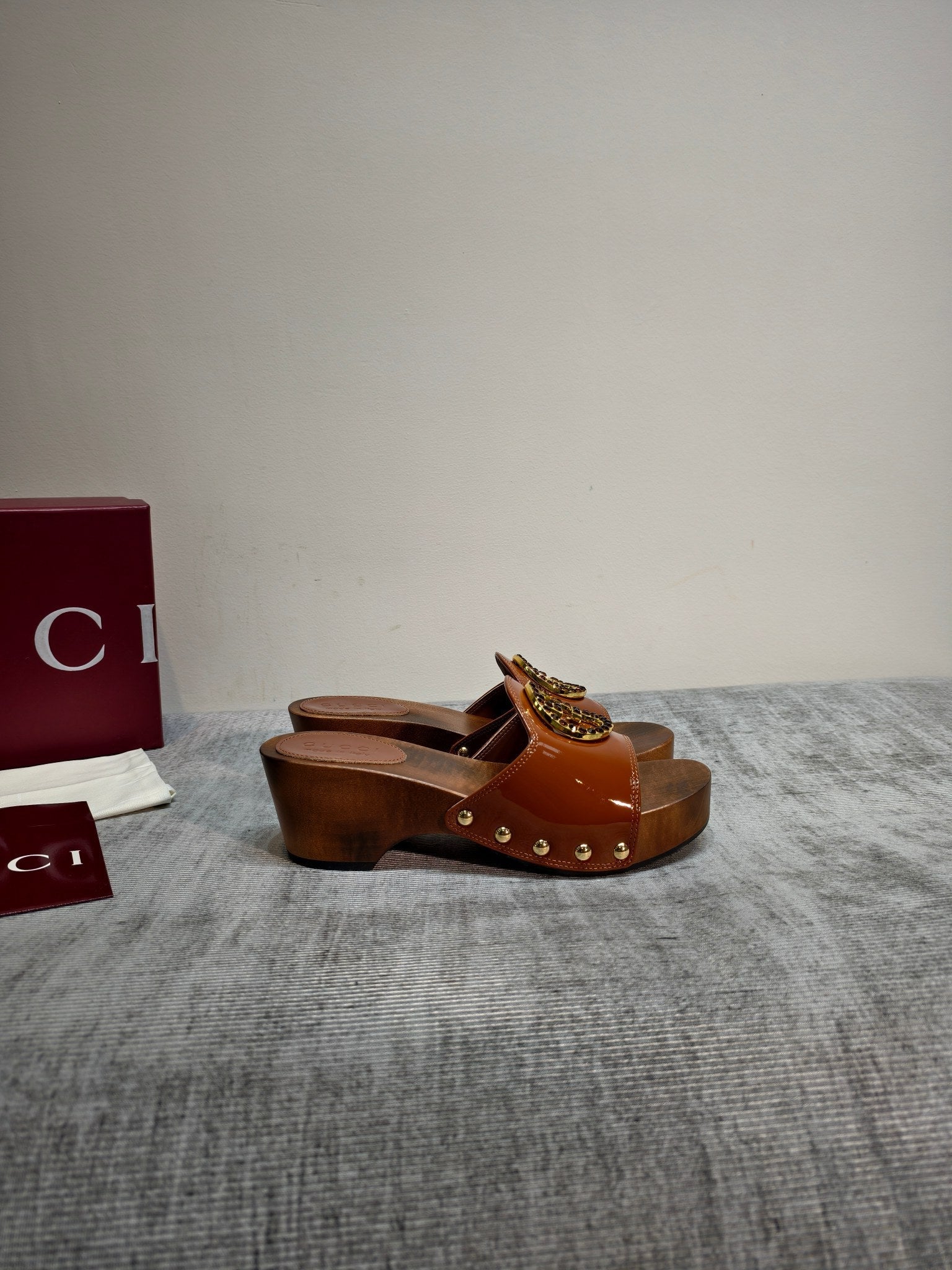 GUCCI 26S PLATFORM MULES IN CARAMEL BROWN PATENT CALFSKIN GOLD HARDWARE