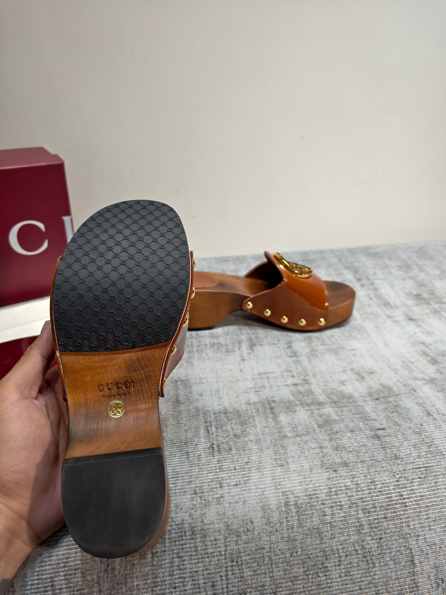GUCCI 26S PLATFORM MULES IN CARAMEL BROWN PATENT CALFSKIN GOLD HARDWARE