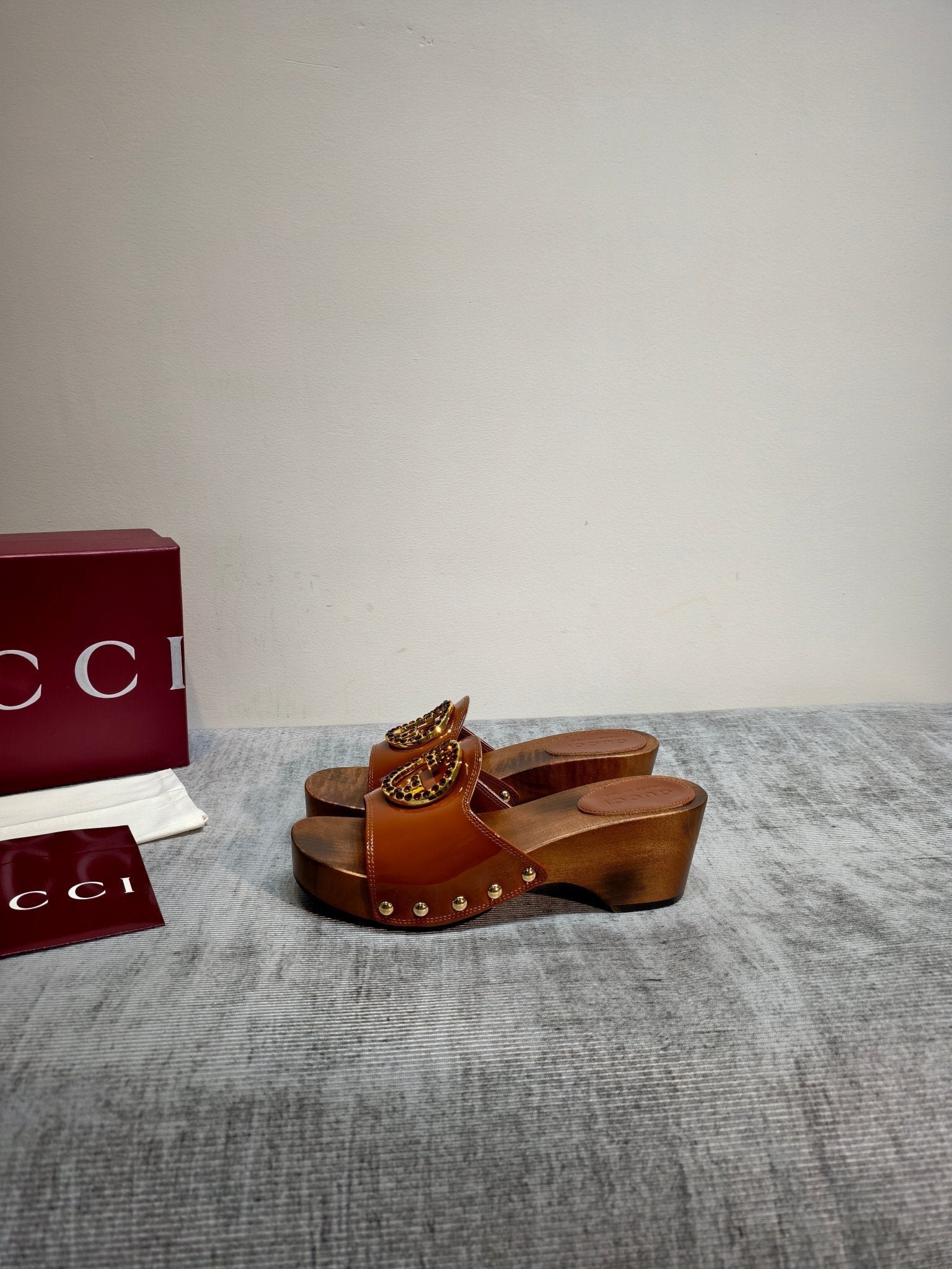 GUCCI 26S PLATFORM MULES IN CARAMEL BROWN PATENT CALFSKIN GOLD HARDWARE