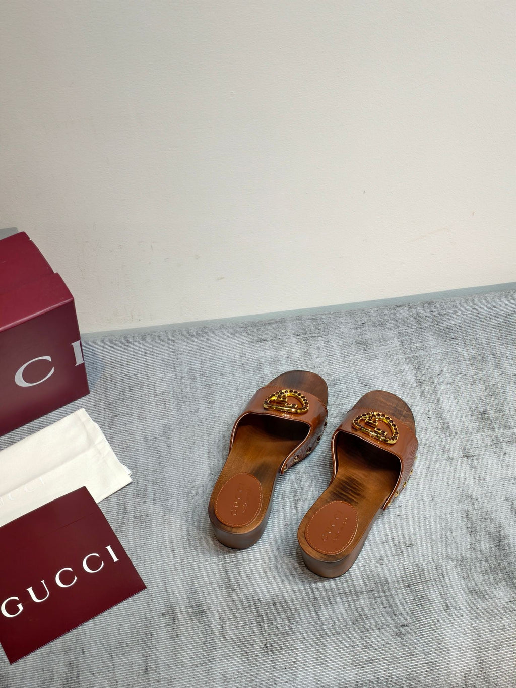 GUCCI 26S PLATFORM MULES IN CARAMEL BROWN PATENT CALFSKIN GOLD HARDWARE