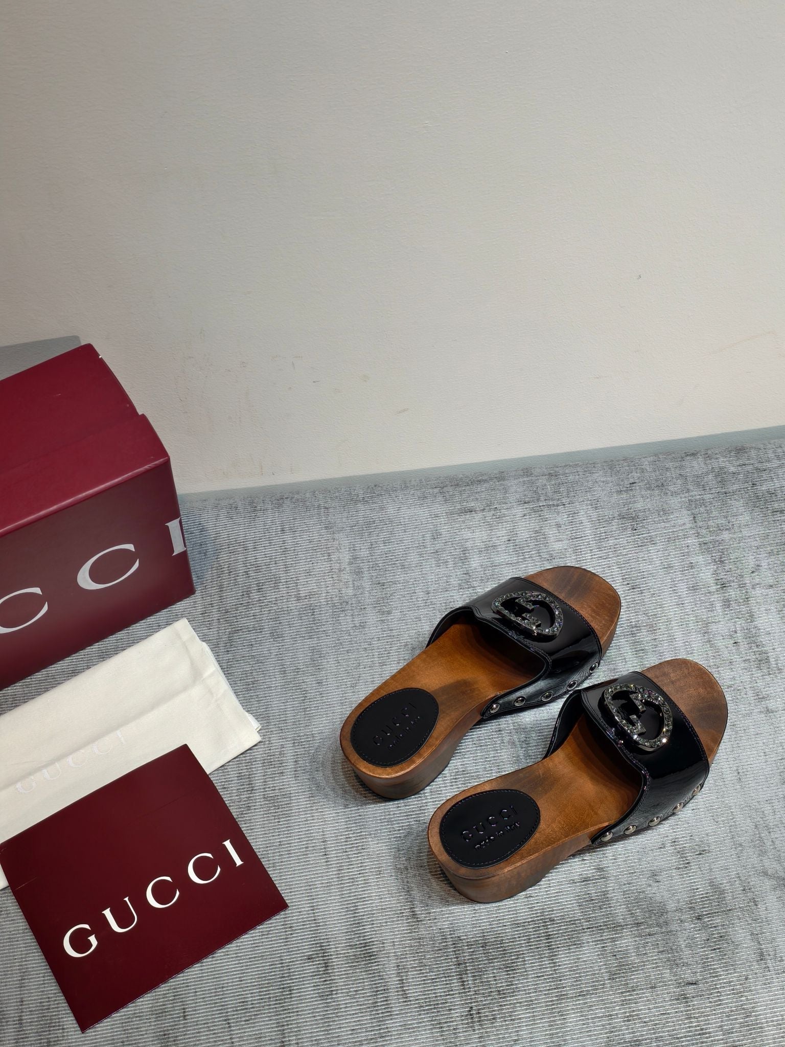 GUCCI 26S PLATFORM MULES IN BLACK PATENT CALFSKIN
