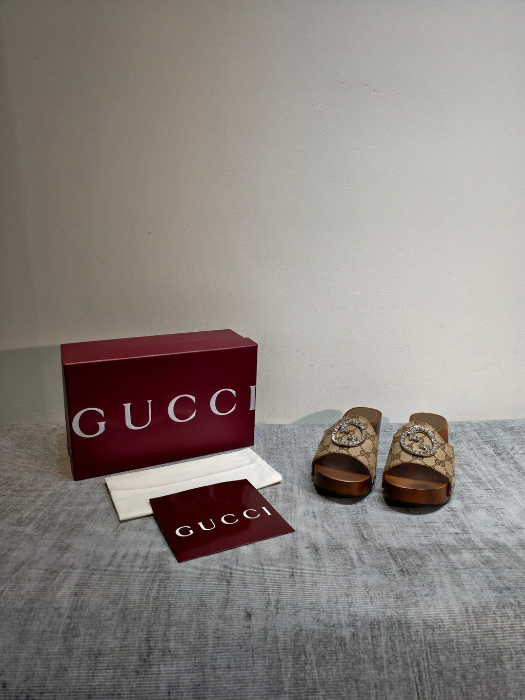 GUCCI 26S PLATFORM MULES IN BEIGE GG MONOGRAM CANVAS SILVER HARDWARE