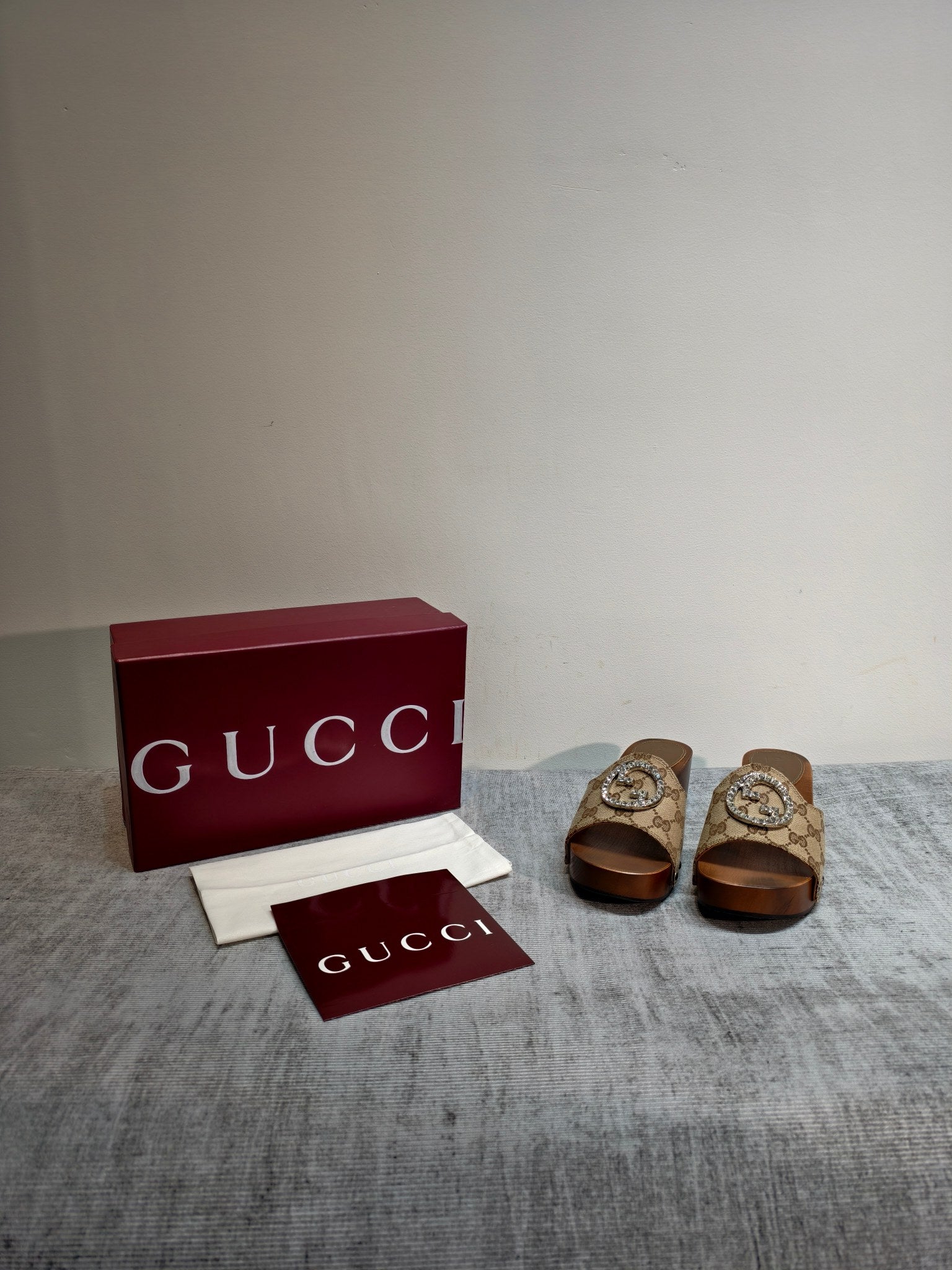 GUCCI 26S PLATFORM MULES IN BEIGE GG MONOGRAM CANVAS SILVER HARDWARE