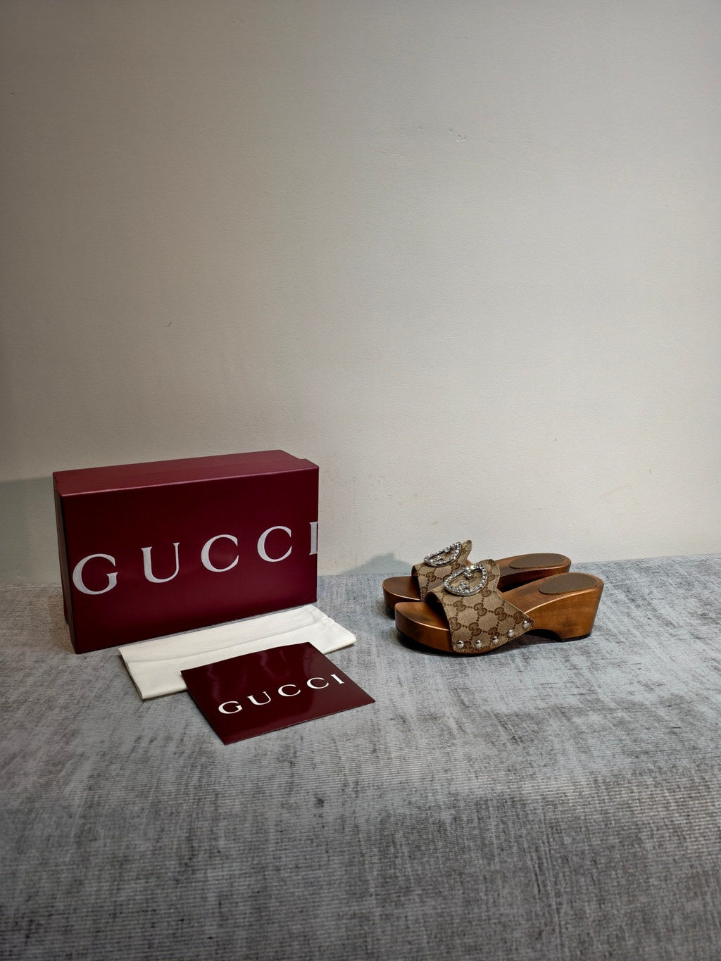 GUCCI 26S PLATFORM MULES IN BEIGE GG MONOGRAM CANVAS SILVER HARDWARE