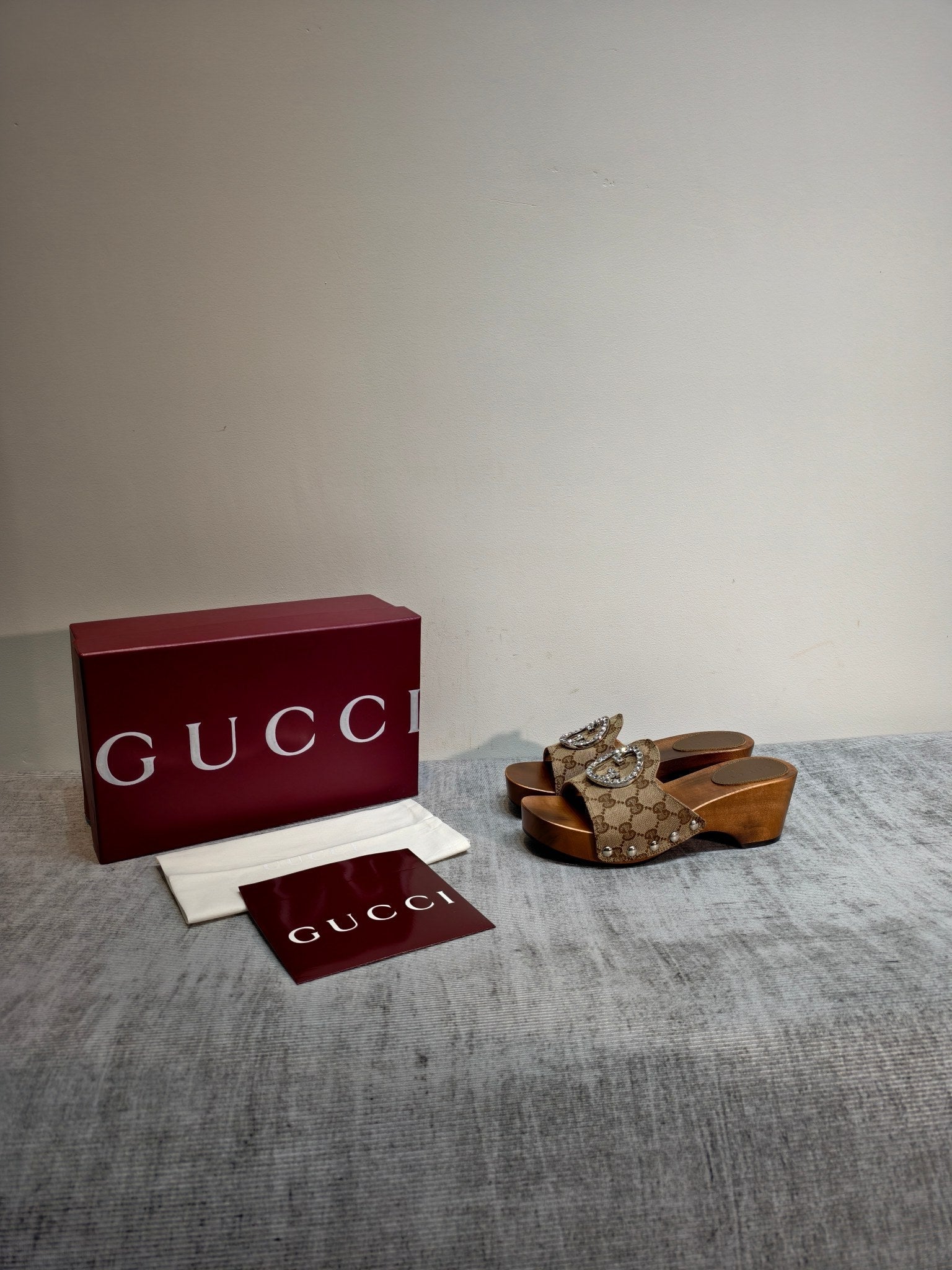 GUCCI 26S PLATFORM MULES IN BEIGE GG MONOGRAM CANVAS SILVER HARDWARE