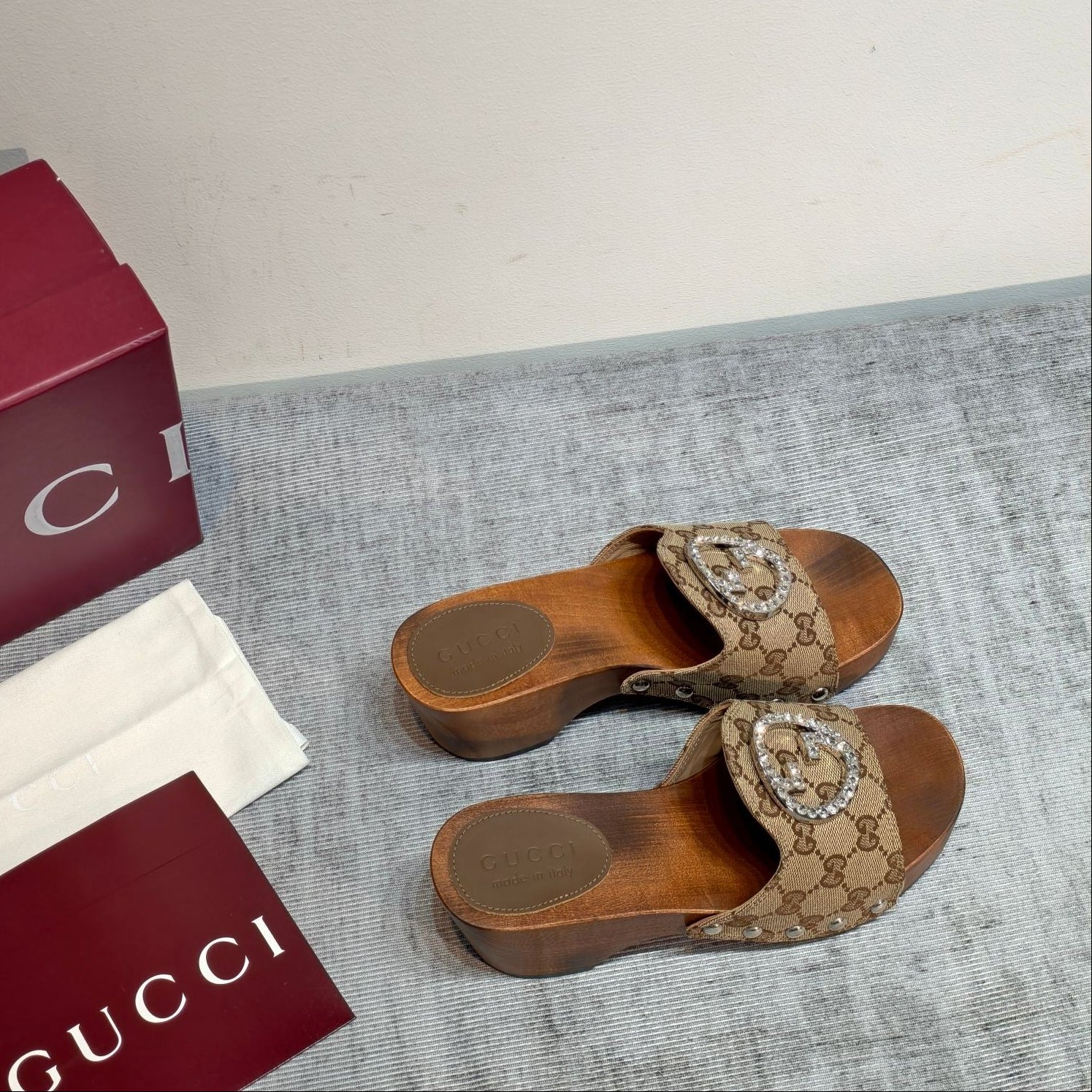 GUCCI 26S PLATFORM MULES IN BEIGE GG MONOGRAM CANVAS SILVER HARDWARE