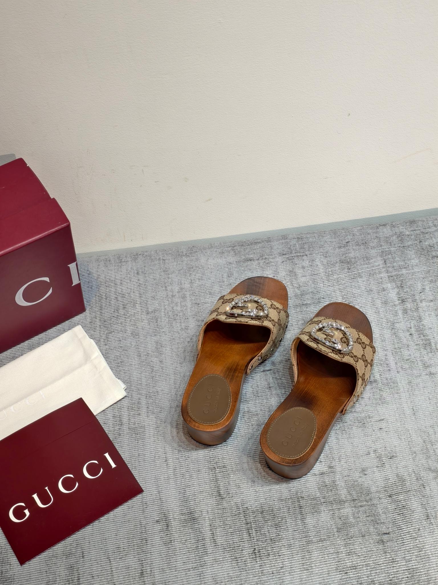 GUCCI 26S PLATFORM MULES IN BEIGE GG MONOGRAM CANVAS SILVER HARDWARE