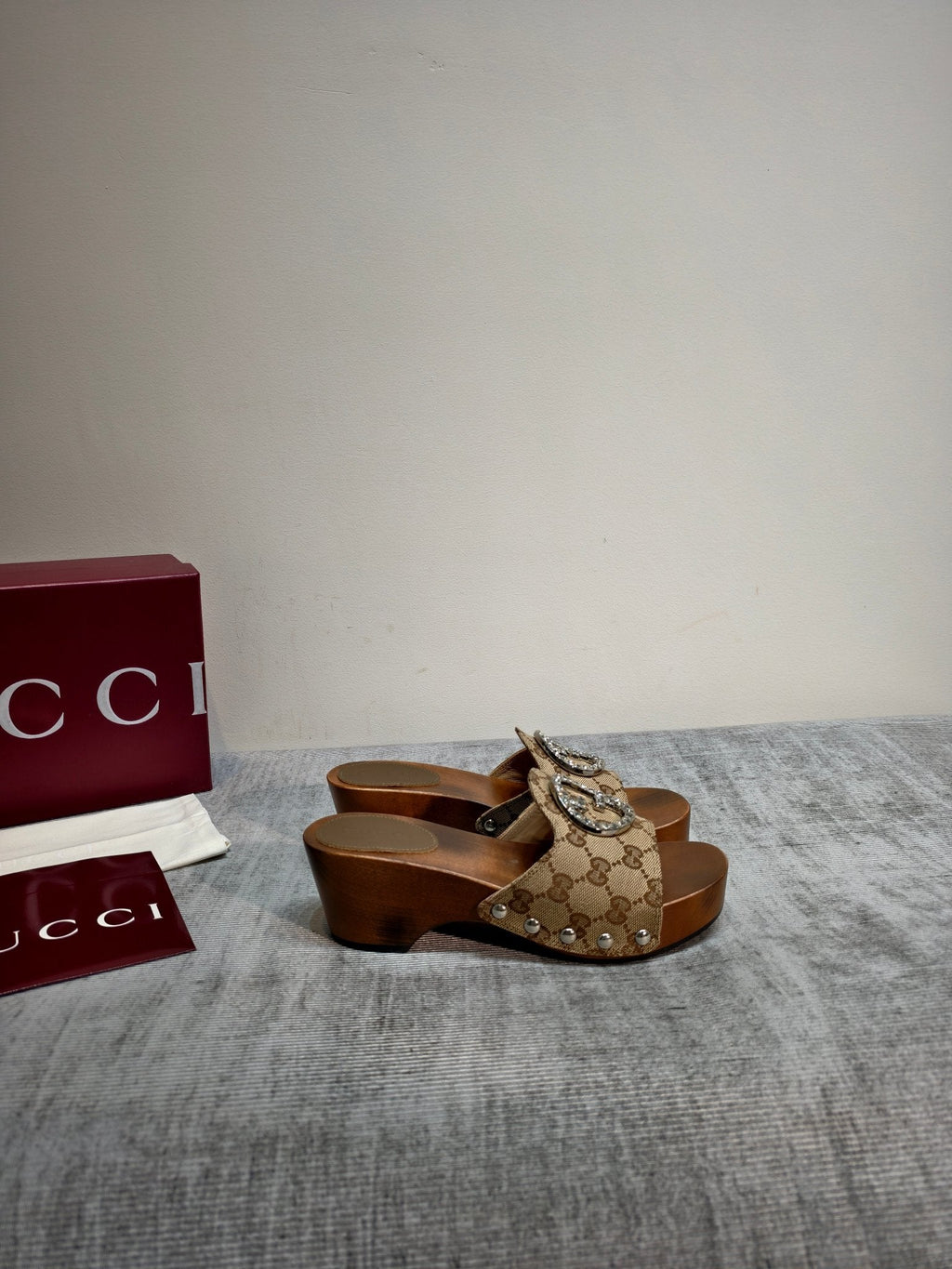 GUCCI 26S PLATFORM MULES IN BEIGE GG MONOGRAM CANVAS SILVER HARDWARE