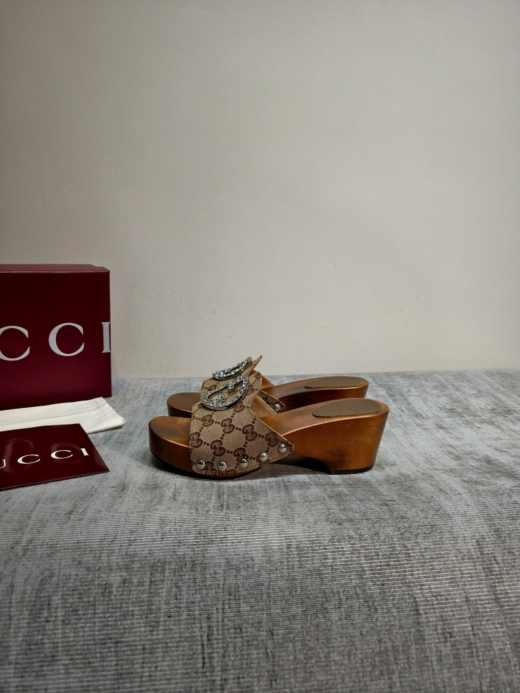 GUCCI 26S PLATFORM MULES IN BEIGE GG MONOGRAM CANVAS SILVER HARDWARE