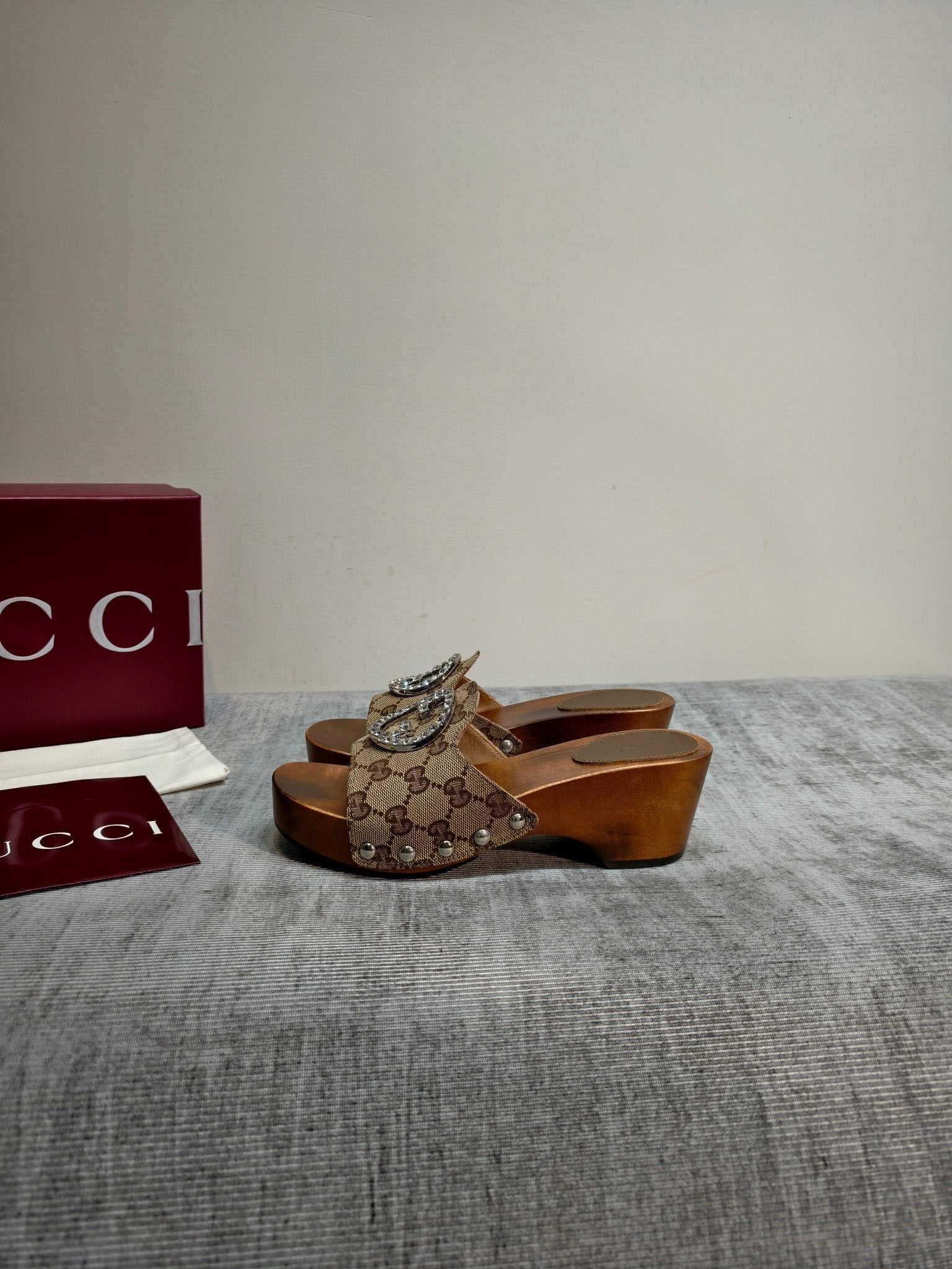 GUCCI 26S PLATFORM MULES IN BEIGE GG MONOGRAM CANVAS SILVER HARDWARE