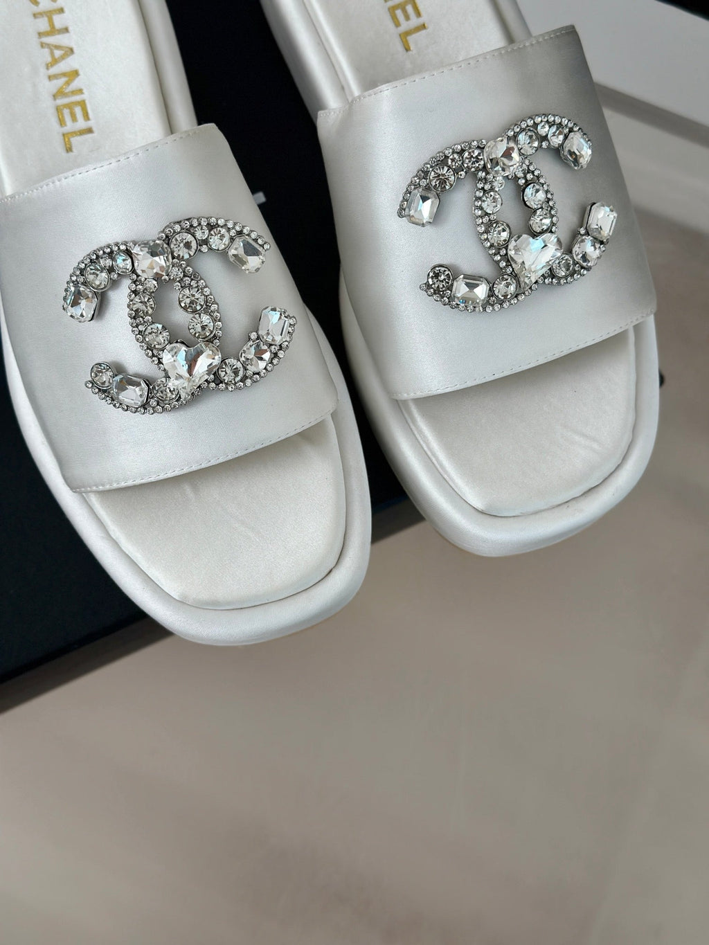 SLIPPERS THICK SOLE IN WHITE SATIN