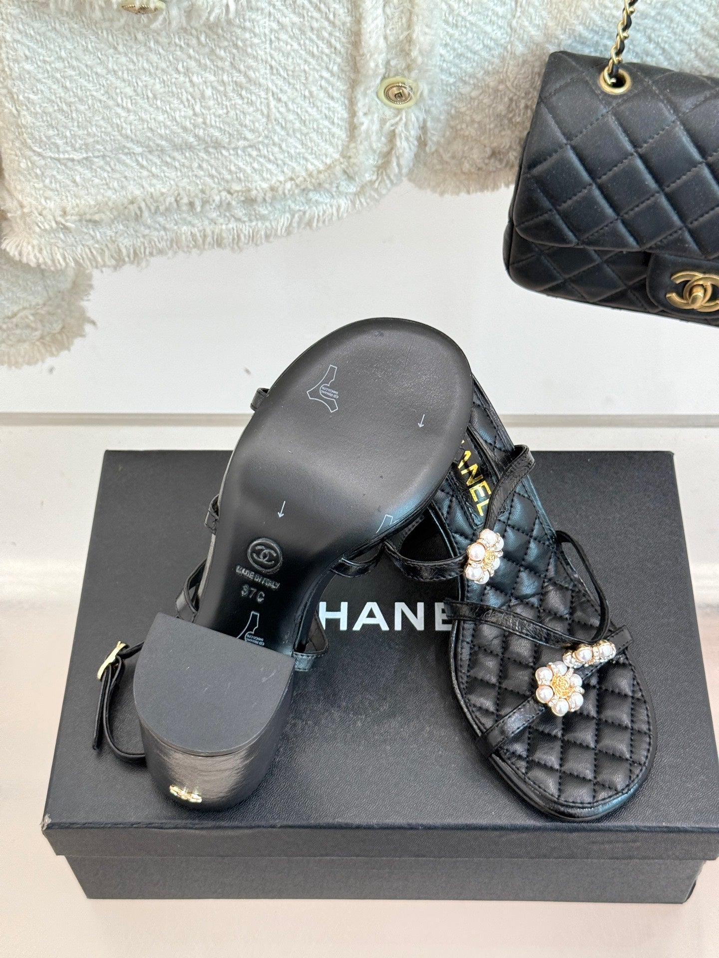 HIGH HEELS SANDAL IN BLACK LAMBSKIN PEARL FLOWERS