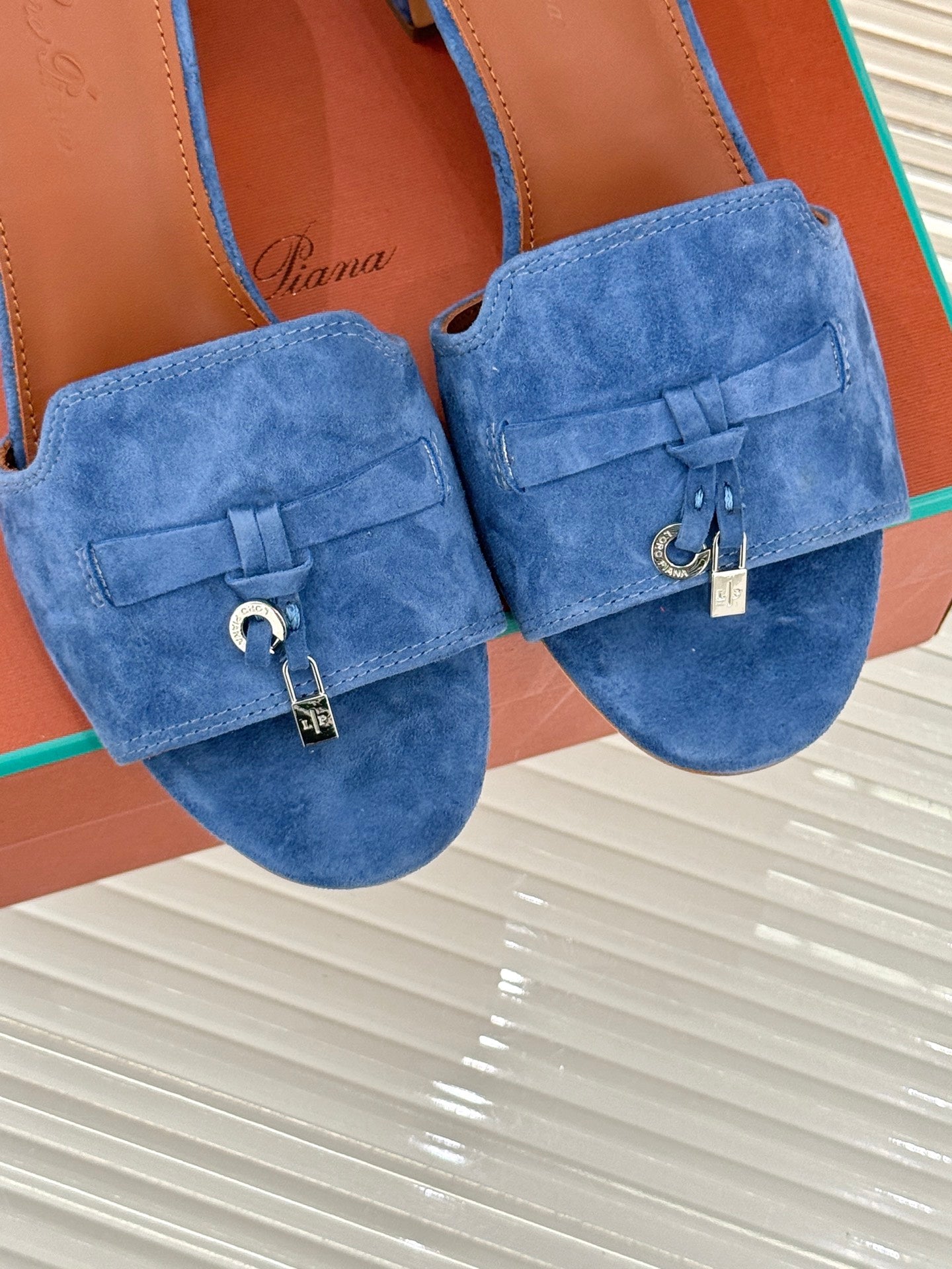 HIGH HEELS IN BLUE SUEDE AND LAMBSKIN