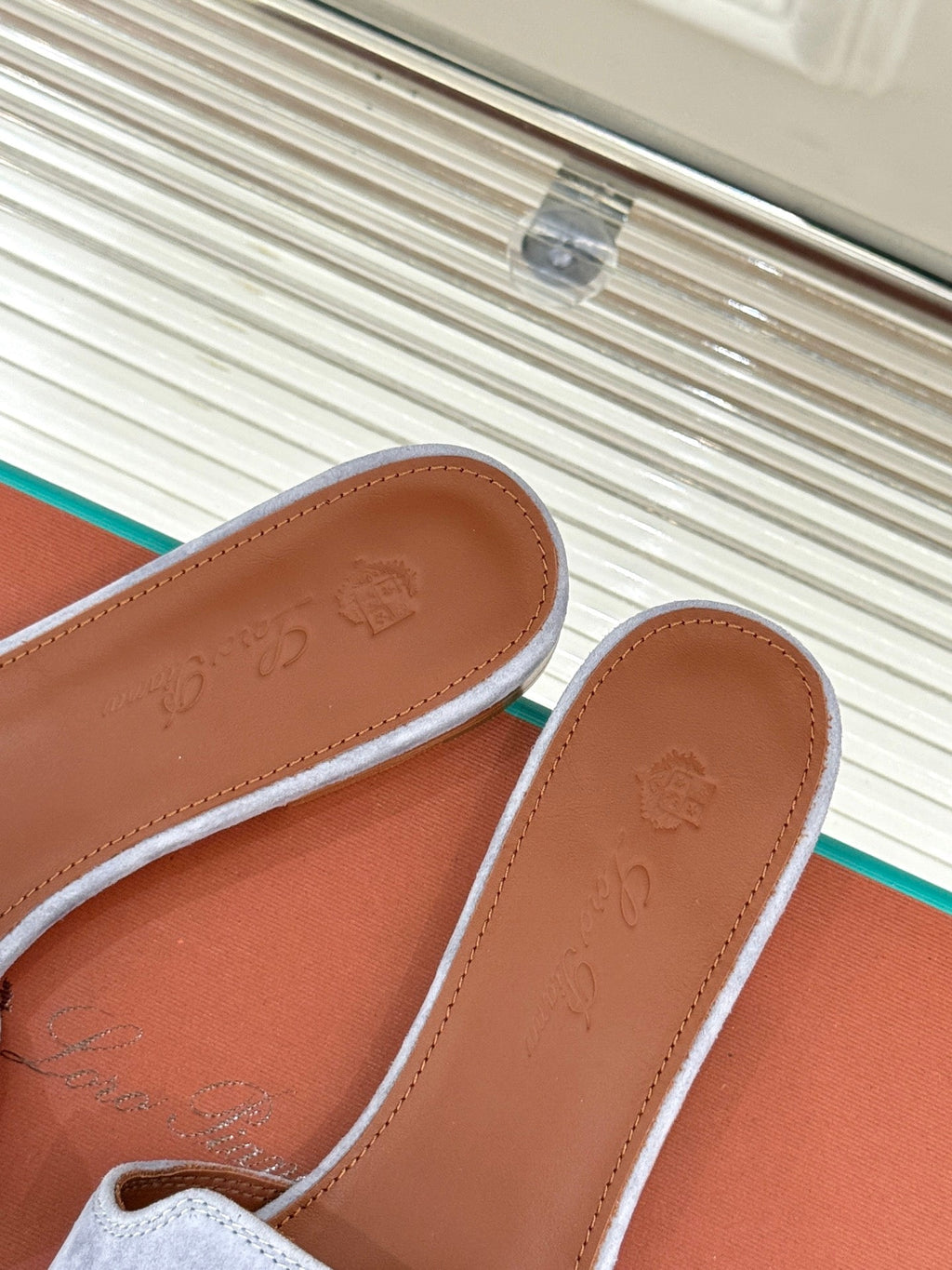 FLAT SANDALS IN GREY SUEDE AND LAMBSKIN
