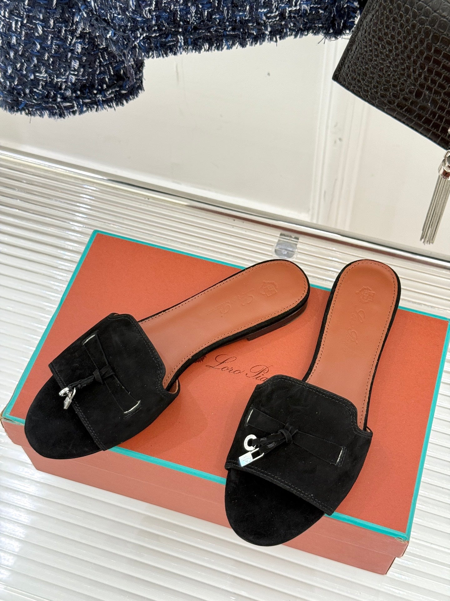 FLAT SANDALS IN BLACK SUEDE AND LAMBSKIN