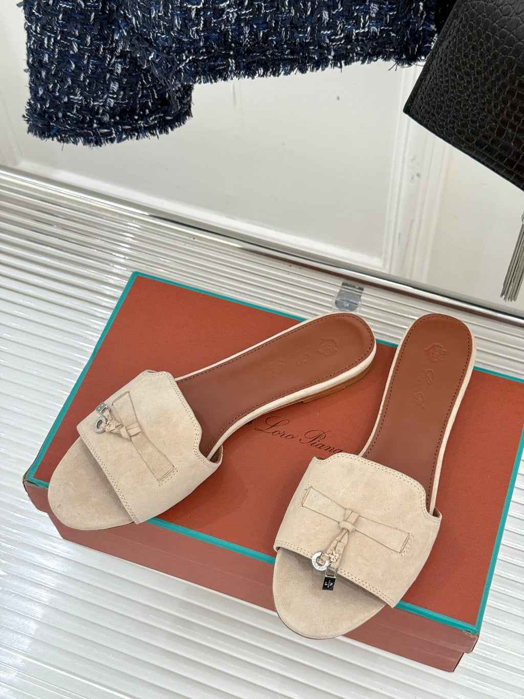 FLAT SANDALS IN BEIGE SUEDE AND LAMBSKIN